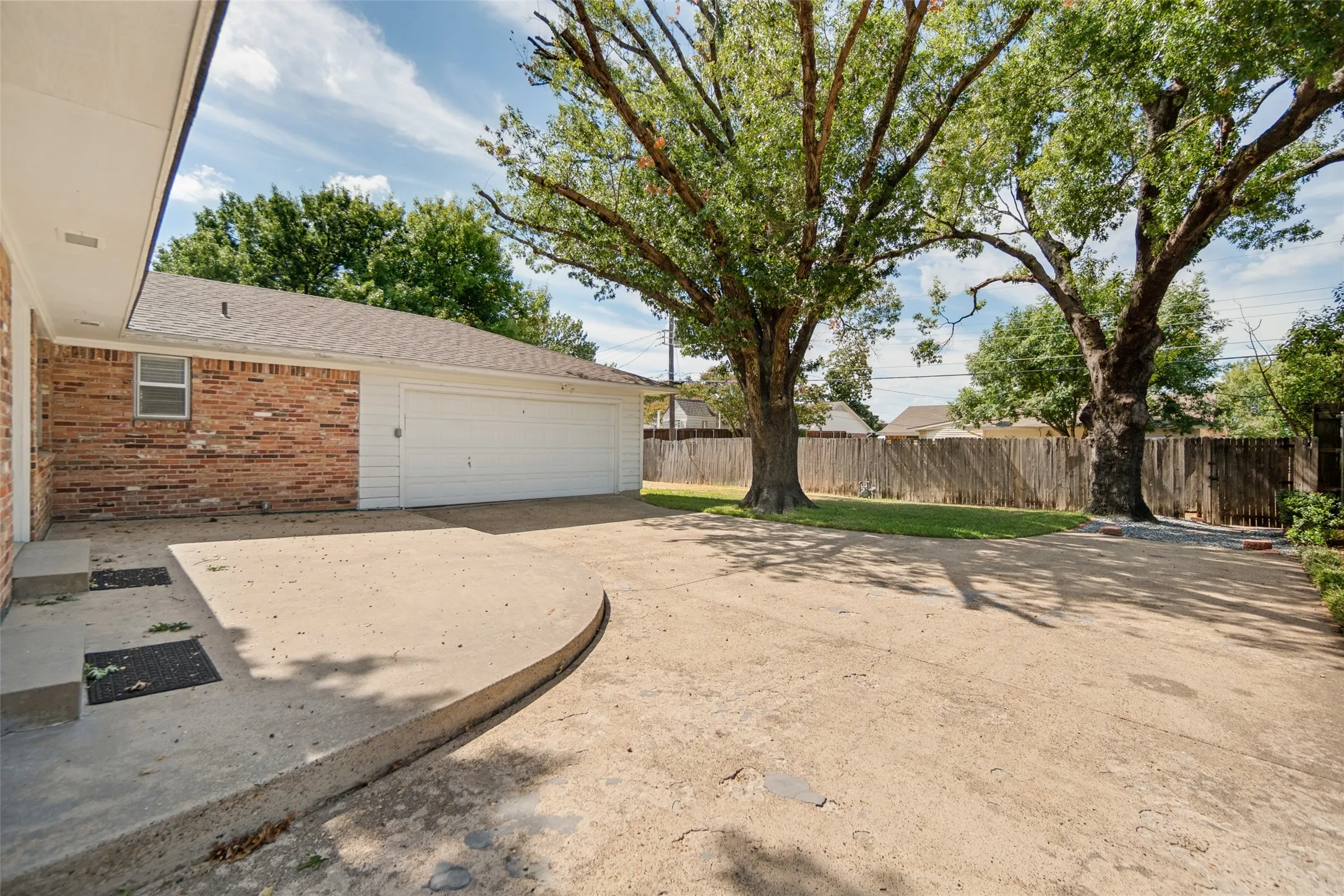 Large patio, 2 car garage