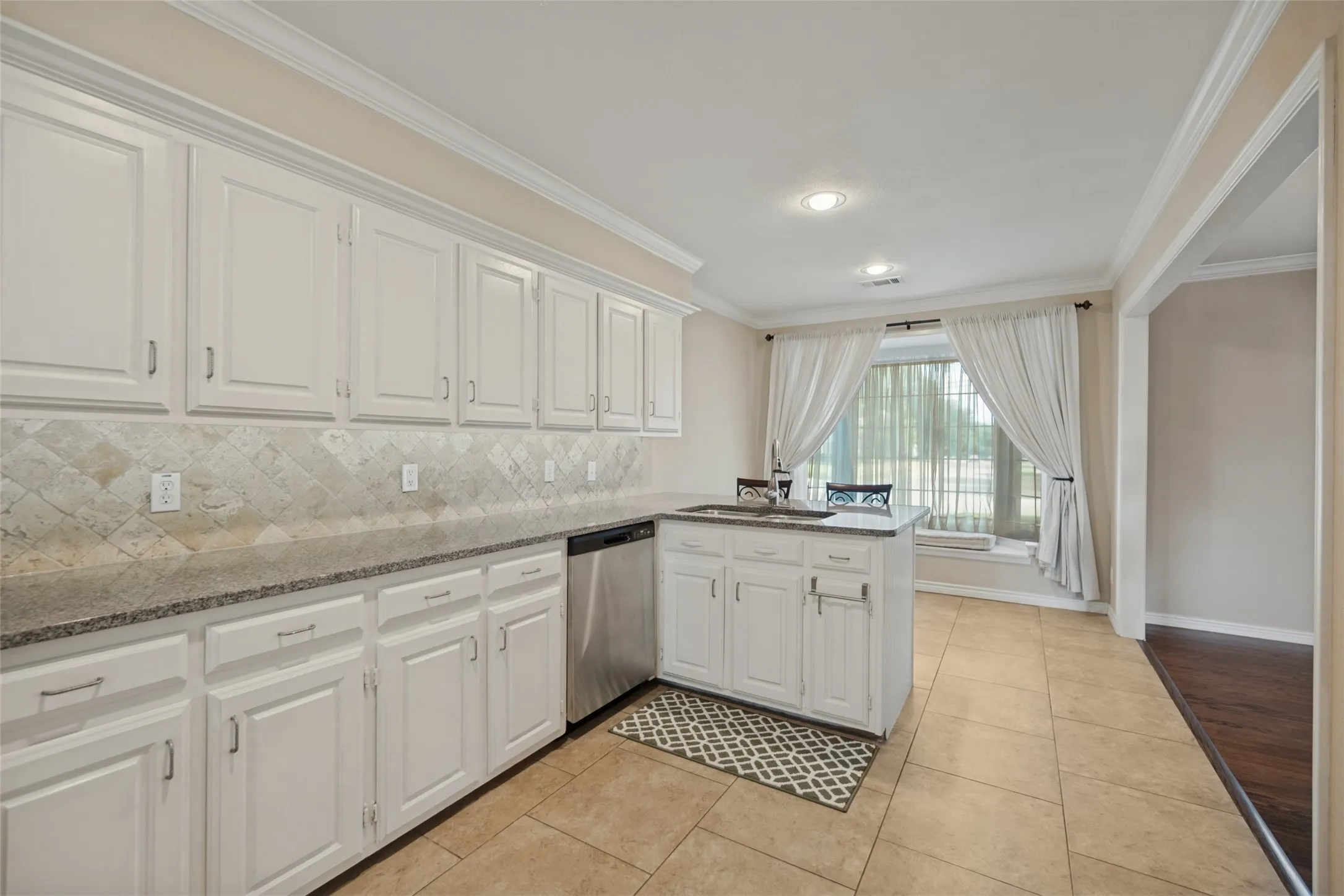 Granite counters, under counter lighting.