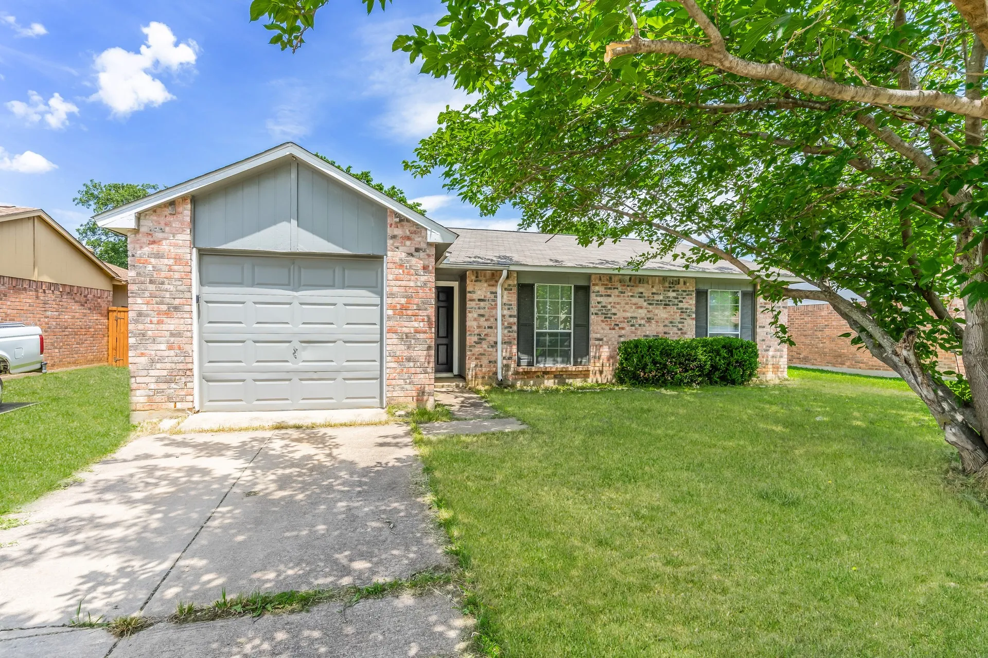 Single Family Residence For Rent in Tarrant County , 7005 WILDBRIAR Court E, Fort Worth, Texas 76120, 3 Bedroom, 2 Bathroom, 1 Garage spaces, 1,467 Sqft, built in 1955, mls#21400259, Real Estate Agent in Fort Worth, Homes For Rent in Tarrant county, Homes For Rent in Fort Worth, Realtor in Fort Worth Texas, Real Estate Brokerage Independent Realty Texas, Luminita Cordes Realtor