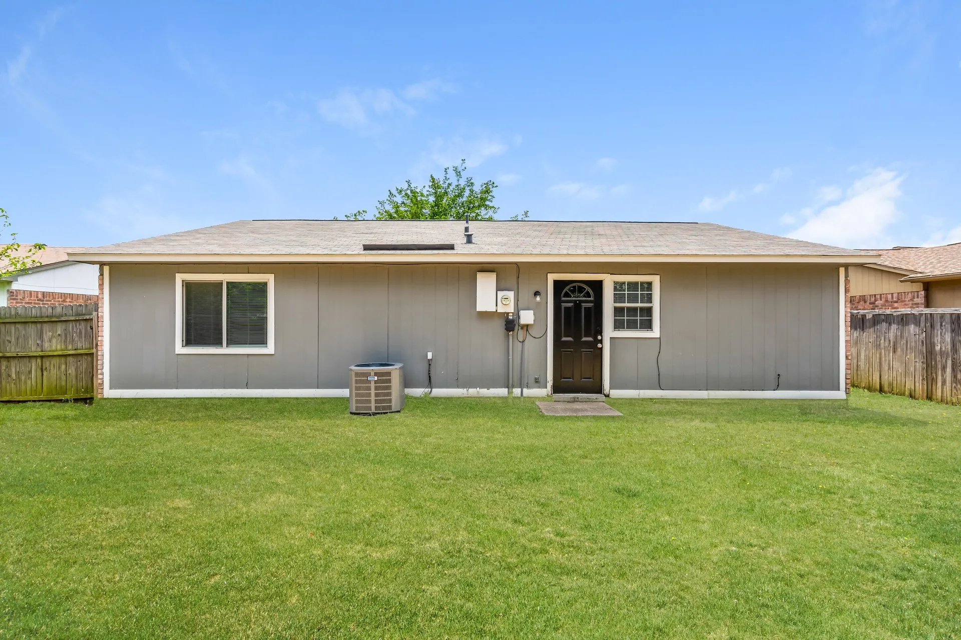 Single Family Residence For Rent in Tarrant County , 7005 WILDBRIAR Court E, Fort Worth, Texas 76120, 3 Bedroom, 2 Bathroom, 1 Garage spaces, 1,467 Sqft, built in 1955, mls#21400259, Real Estate Agent in Fort Worth, Homes For Rent in Tarrant county, Homes For Rent in Fort Worth, Realtor in Fort Worth Texas, Real Estate Brokerage Independent Realty Texas, Luminita Cordes Realtor
