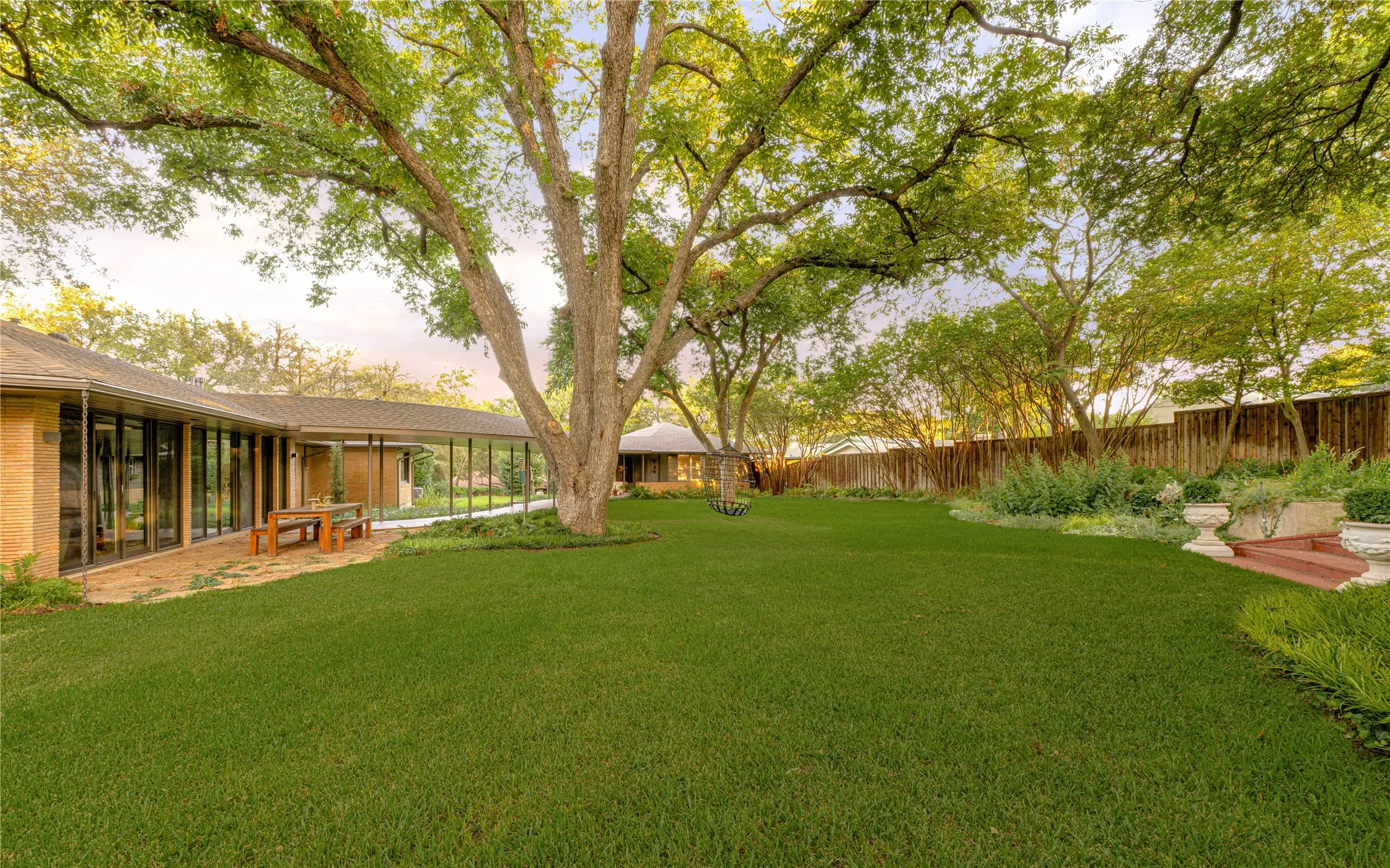 Single Family Residence For Sale in Dallas County , 906 Leatrice Drive, Dallas, Texas 75208, 4 Bedroom, 6 Bathroom, 2 Garage spaces, 4,192 Sqft, built in 1951, mls#21396900, Real Estate Agent in Dallas, Homes For Sale in Dallas county, Homes For Sale in Dallas, Realtor in Dallas Texas, Real Estate Brokerage Independent Realty Texas, Luminita Cordes Realtor