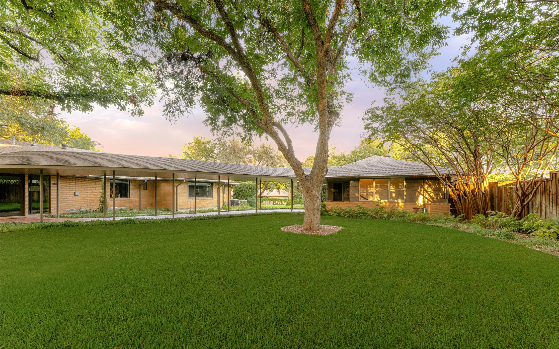 Single Family Residence For Sale in Dallas County , 906 Leatrice Drive, Dallas, Texas 75208, 4 Bedroom, 6 Bathroom, 2 Garage spaces, 4,192 Sqft, built in 1951, mls#21396900, Real Estate Agent in Dallas, Homes For Sale in Dallas county, Homes For Sale in Dallas, Realtor in Dallas Texas, Real Estate Brokerage Independent Realty Texas, Luminita Cordes Realtor