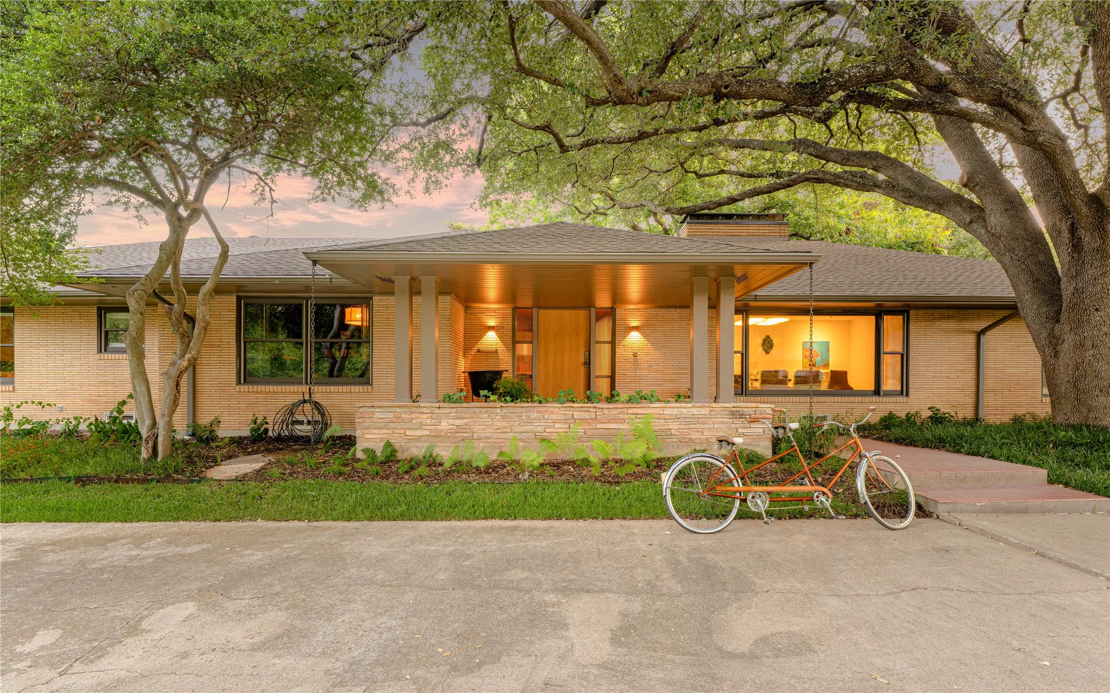 Single Family Residence For Sale in Dallas County , 906 Leatrice Drive, Dallas, Texas 75208, 4 Bedroom, 6 Bathroom, 2 Garage spaces, 4,192 Sqft, built in 1951, mls#21396900, Real Estate Agent in Dallas, Homes For Sale in Dallas county, Homes For Sale in Dallas, Realtor in Dallas Texas, Real Estate Brokerage Independent Realty Texas, Luminita Cordes Realtor