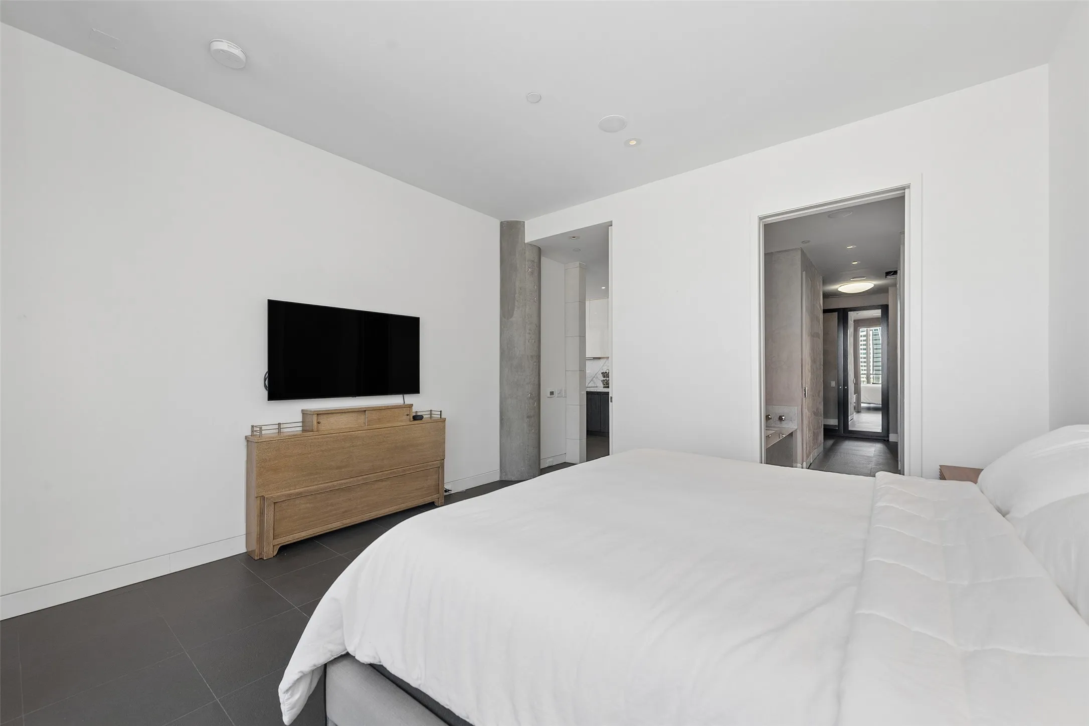 Condominium For Rent in Dallas County , 2408 Victory Park Lane 735, Dallas, Texas 75219, 2 Bedroom, 2 Bathroom, 2 Garage spaces, 1,442 Sqft, built in 2005, mls#21398789, Real Estate Agent in Dallas, Homes For Rent in Dallas county, Homes For Rent in Dallas, Realtor in Dallas Texas, Real Estate Brokerage Independent Realty Texas, Luminita Cordes Realtor