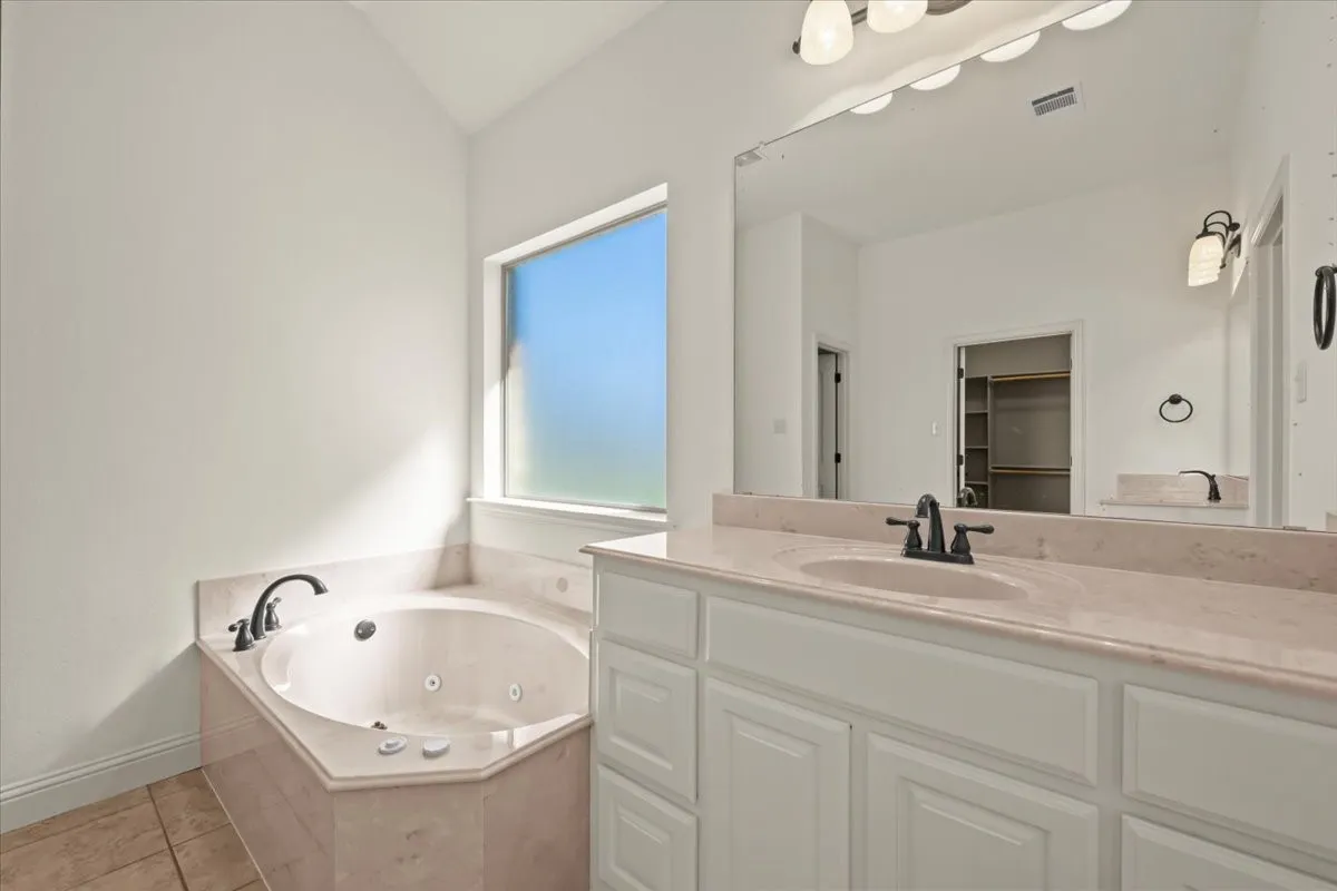 Single Family Residence For Sale in Parker County , 537 Zachary Drive, Weatherford, Texas 76087, 4 Bedroom, 3 Bathroom, 2 Garage spaces, 2,315 Sqft, built in 2014, mls#21393865, Real Estate Agent in Weatherford, Homes For Sale in Parker county, Homes For Sale in Weatherford, Realtor in Weatherford Texas, Real Estate Brokerage Independent Realty Texas, Luminita Cordes Realtor