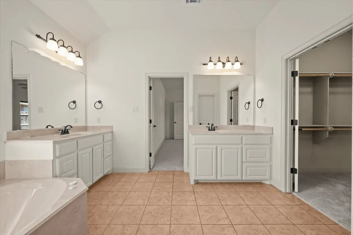 Single Family Residence For Sale in Parker County , 537 Zachary Drive, Weatherford, Texas 76087, 4 Bedroom, 3 Bathroom, 2 Garage spaces, 2,315 Sqft, built in 2014, mls#21393865, Real Estate Agent in Weatherford, Homes For Sale in Parker county, Homes For Sale in Weatherford, Realtor in Weatherford Texas, Real Estate Brokerage Independent Realty Texas, Luminita Cordes Realtor