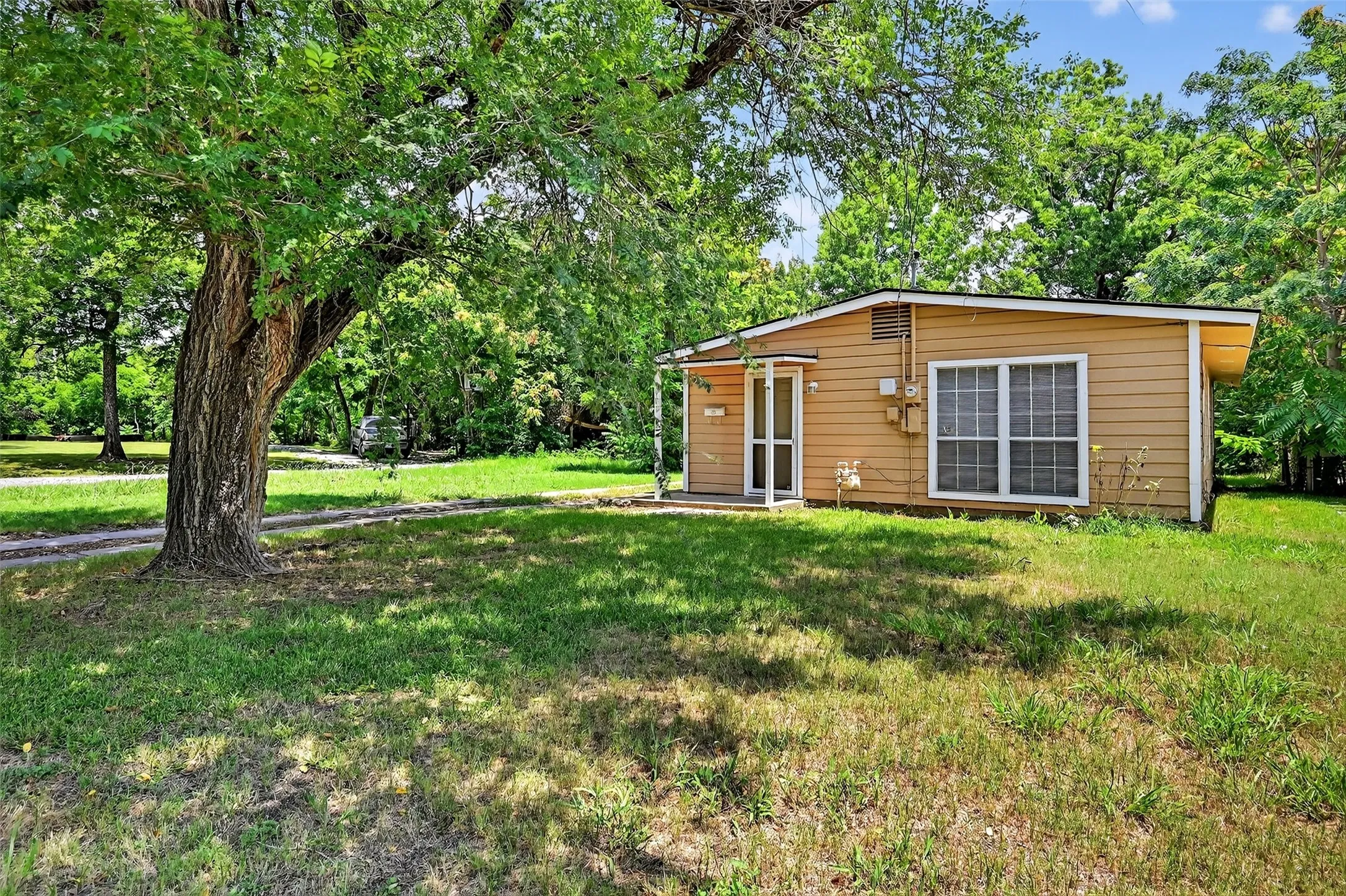 Single Family Residence For Rent in Grayson County , 401 S Contemporary Drive, Sherman, Texas 75092, 3 Bedroom, 1 Bathroom, Garage spaces, 925 Sqft, built in 1954, mls#21400269, Real Estate Agent in Sherman, Homes For Rent in Grayson county, Homes For Rent in Sherman, Realtor in Sherman Texas, Real Estate Brokerage Independent Realty Texas, Luminita Cordes Realtor