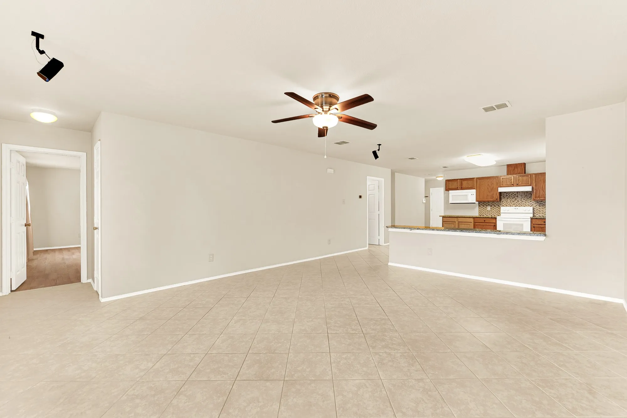 Single Family Residence For Rent in Collin County , 2809 Mesa Valley Drive, Mc Kinney, Texas 75071, 3 Bedroom, 2 Bathroom, 2 Garage spaces, 1,736 Sqft, built in 2002, mls#21399615, Real Estate Agent in Mc Kinney, Homes For Rent in Collin county, Homes For Rent in Mc Kinney, Realtor in Mc Kinney Texas, Real Estate Brokerage Independent Realty Texas, Luminita Cordes Realtor
