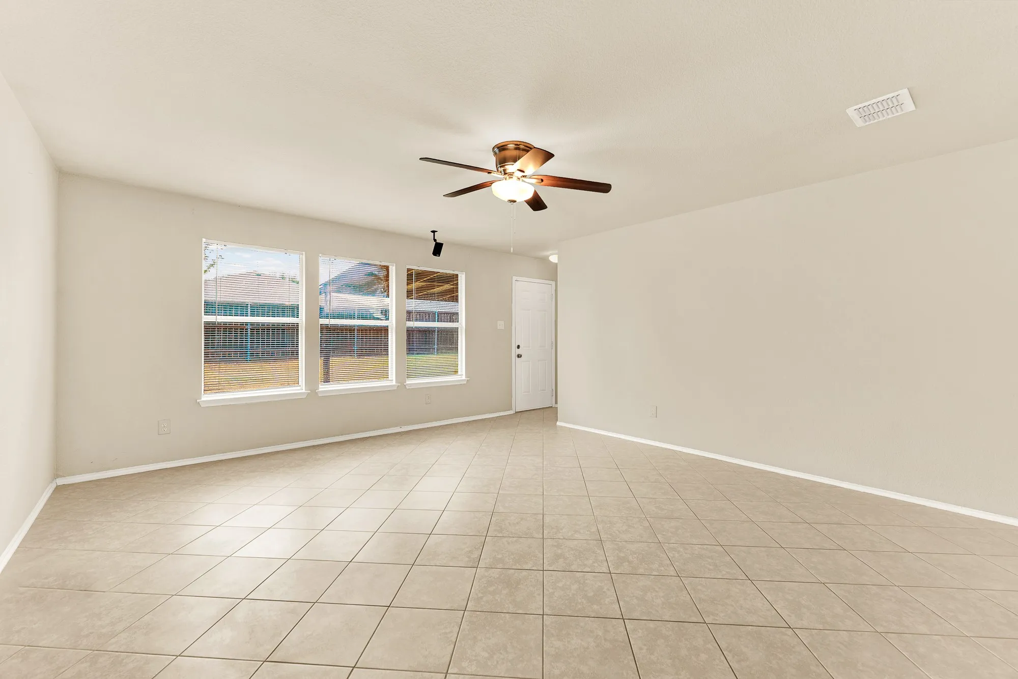 Single Family Residence For Rent in Collin County , 2809 Mesa Valley Drive, Mc Kinney, Texas 75071, 3 Bedroom, 2 Bathroom, 2 Garage spaces, 1,736 Sqft, built in 2002, mls#21399615, Real Estate Agent in Mc Kinney, Homes For Rent in Collin county, Homes For Rent in Mc Kinney, Realtor in Mc Kinney Texas, Real Estate Brokerage Independent Realty Texas, Luminita Cordes Realtor