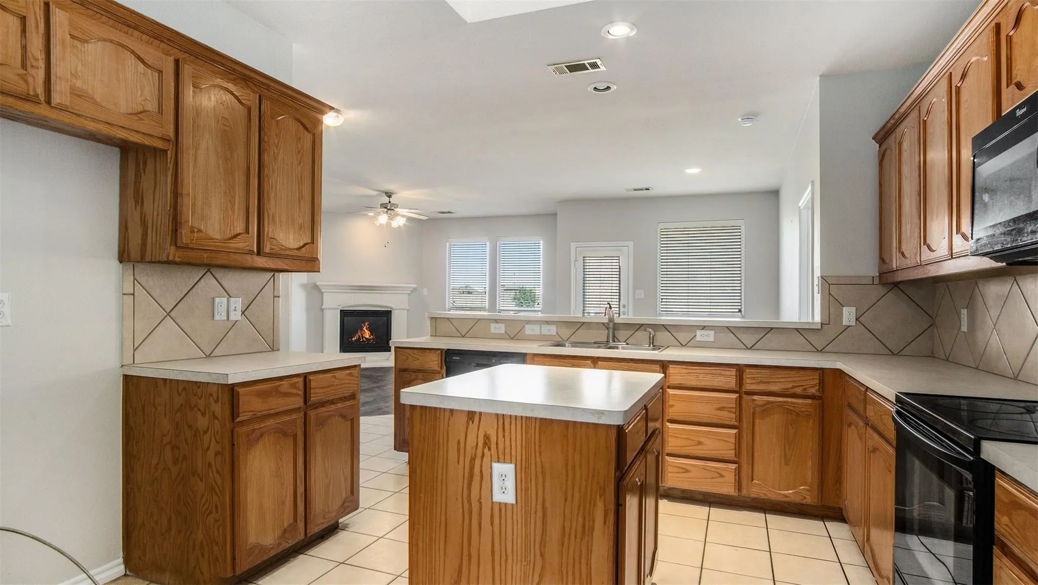 Single Family Residence For Rent in Tarrant County , 6036 Horse Trap Drive, Fort Worth, Texas 76179, 3 Bedroom, 2 Bathroom, 2 Garage spaces, 1,844 Sqft, built in 2004, mls#21400286, Real Estate Agent in Fort Worth, Homes For Rent in Tarrant county, Homes For Rent in Fort Worth, Realtor in Fort Worth Texas, Real Estate Brokerage Independent Realty Texas, Luminita Cordes Realtor
