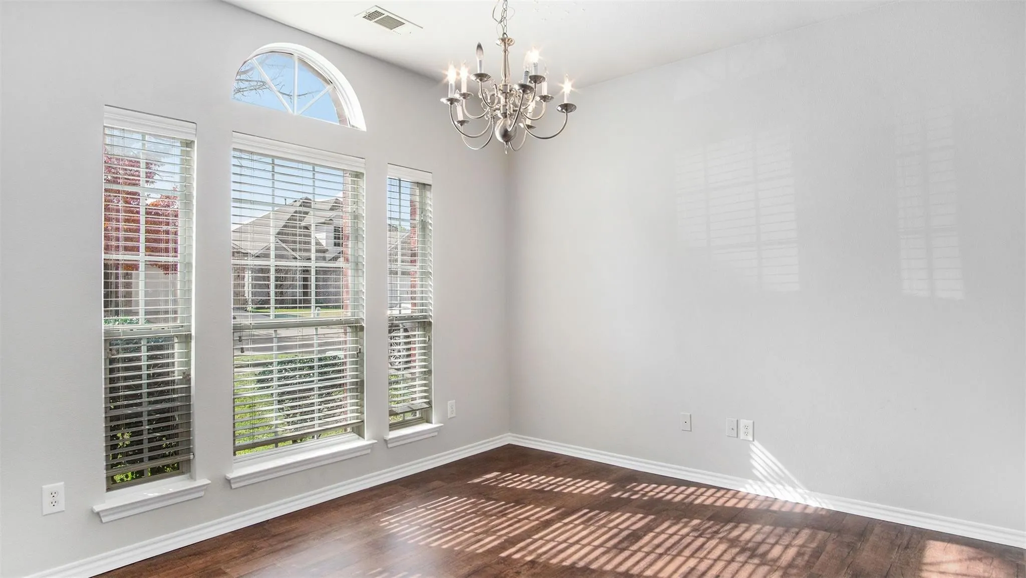 Single Family Residence For Rent in Tarrant County , 6036 Horse Trap Drive, Fort Worth, Texas 76179, 3 Bedroom, 2 Bathroom, 2 Garage spaces, 1,844 Sqft, built in 2004, mls#21400286, Real Estate Agent in Fort Worth, Homes For Rent in Tarrant county, Homes For Rent in Fort Worth, Realtor in Fort Worth Texas, Real Estate Brokerage Independent Realty Texas, Luminita Cordes Realtor