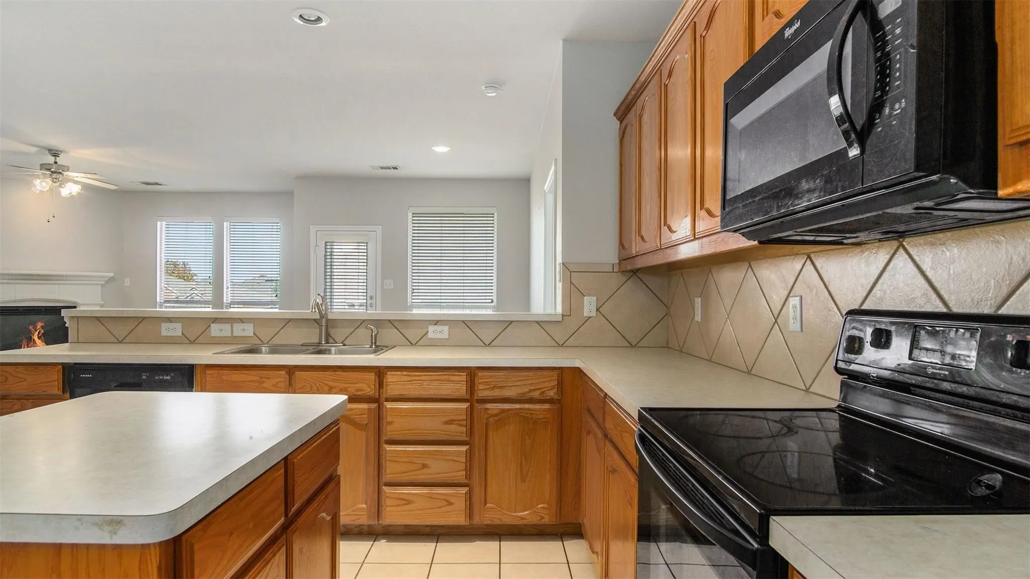 Single Family Residence For Rent in Tarrant County , 6036 Horse Trap Drive, Fort Worth, Texas 76179, 3 Bedroom, 2 Bathroom, 2 Garage spaces, 1,844 Sqft, built in 2004, mls#21400286, Real Estate Agent in Fort Worth, Homes For Rent in Tarrant county, Homes For Rent in Fort Worth, Realtor in Fort Worth Texas, Real Estate Brokerage Independent Realty Texas, Luminita Cordes Realtor