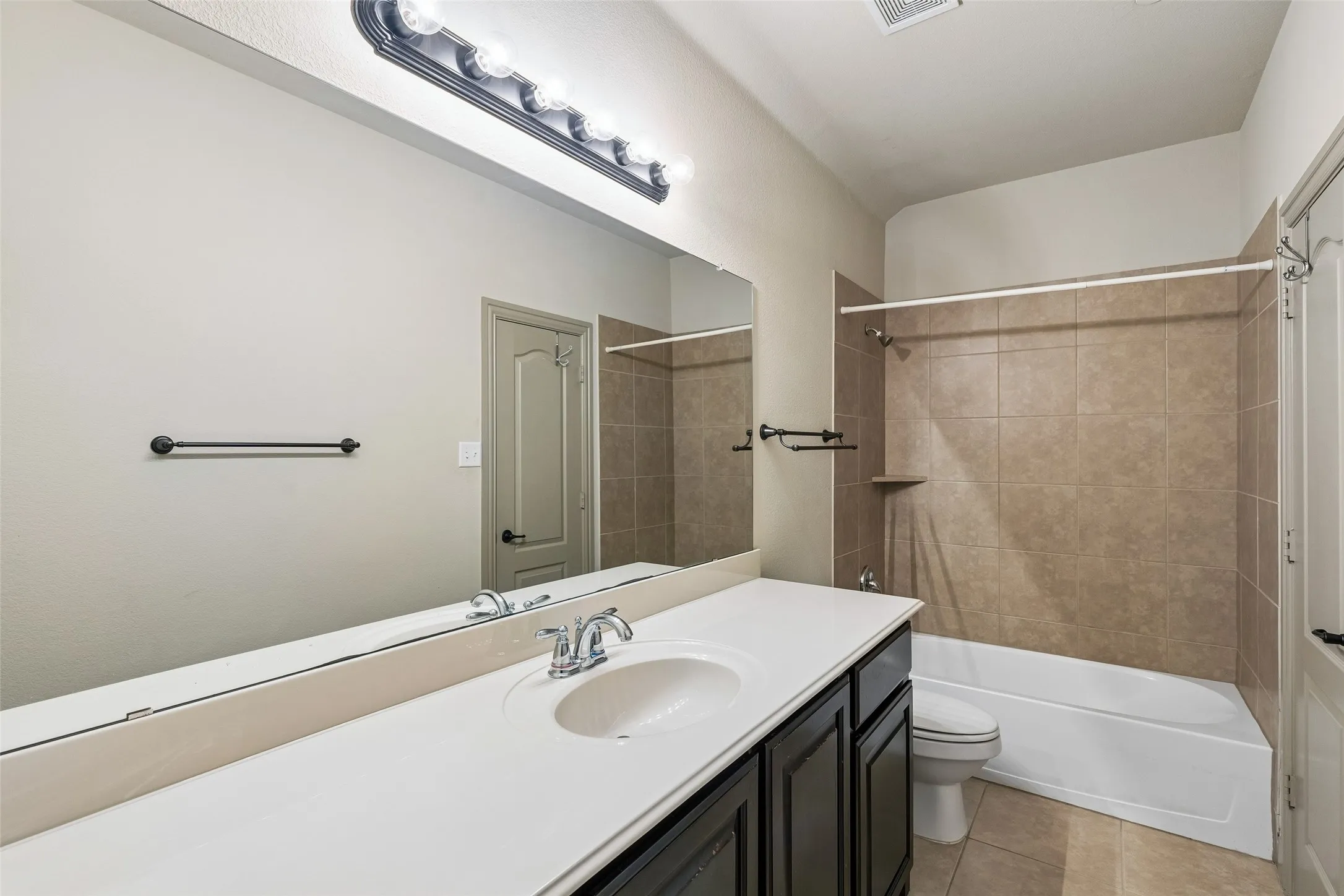 Townhouse For Sale in Denton County , 4237 Riverview Drive, Carrollton, Texas 75010, 3 Bedroom, 4 Bathroom, 2 Garage spaces, 2,177 Sqft, built in 2011, mls#21399674, Real Estate Agent in Carrollton, Homes For Sale in Denton county, Homes For Sale in Carrollton, Realtor in Carrollton Texas, Real Estate Brokerage Independent Realty Texas, Luminita Cordes Realtor