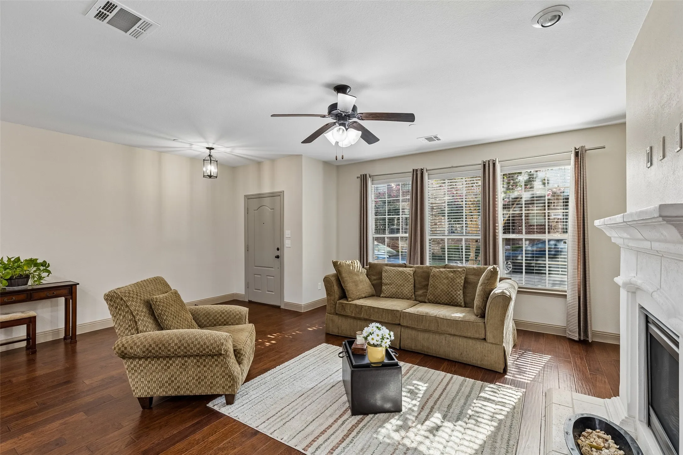 Townhouse For Sale in Denton County , 4237 Riverview Drive, Carrollton, Texas 75010, 3 Bedroom, 4 Bathroom, 2 Garage spaces, 2,177 Sqft, built in 2011, mls#21399674, Real Estate Agent in Carrollton, Homes For Sale in Denton county, Homes For Sale in Carrollton, Realtor in Carrollton Texas, Real Estate Brokerage Independent Realty Texas, Luminita Cordes Realtor