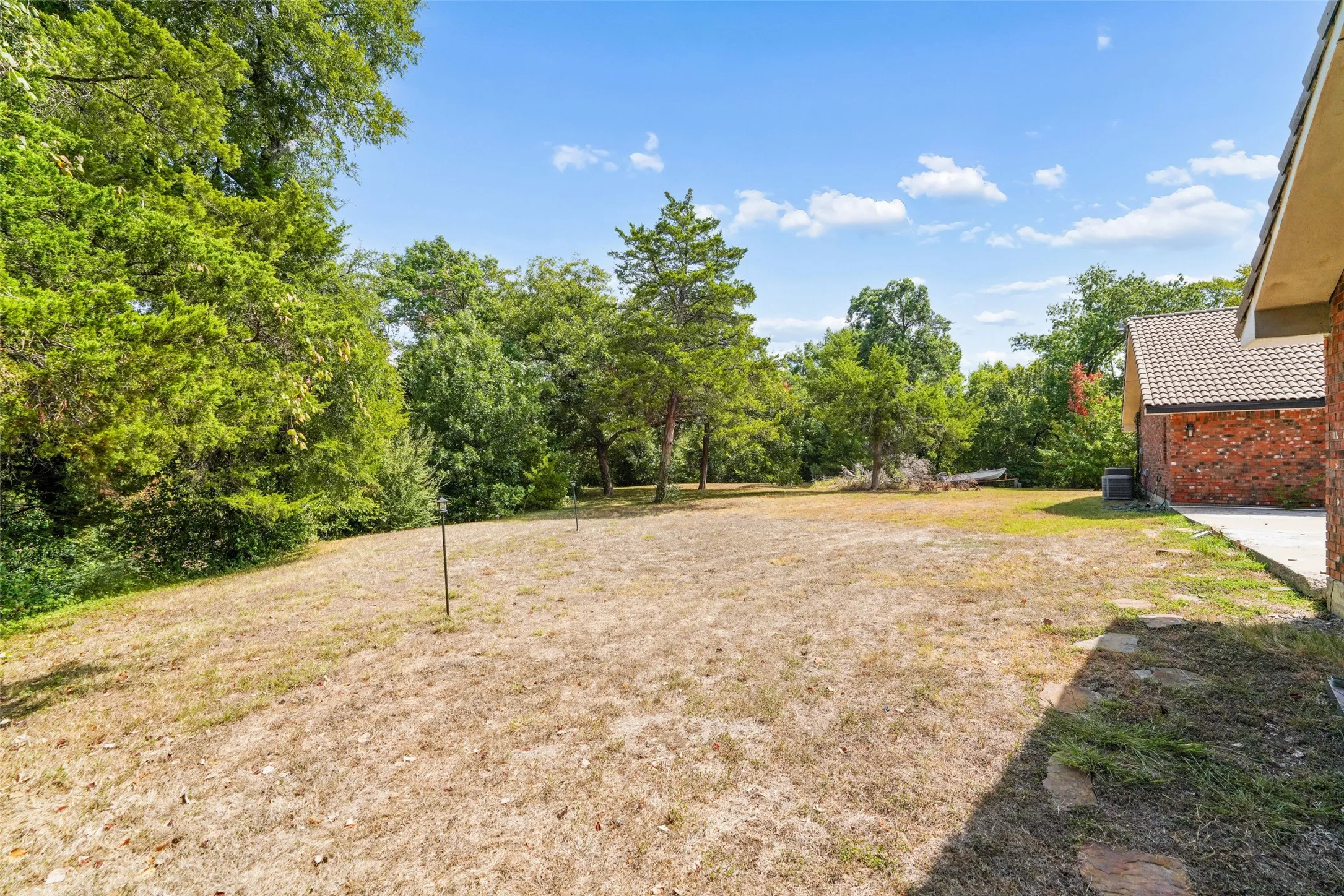 Single Family Residence For Sale in Dallas County , 803 Green Tree Court, Duncanville, Texas 75137, 9 Bedroom, 6 Bathroom, 3 Garage spaces, 5,052 Sqft, built in 1979, mls#21400290, Real Estate Agent in Duncanville, Homes For Sale in Dallas county, Homes For Sale in Duncanville, Realtor in Duncanville Texas, Real Estate Brokerage Independent Realty Texas, Luminita Cordes Realtor