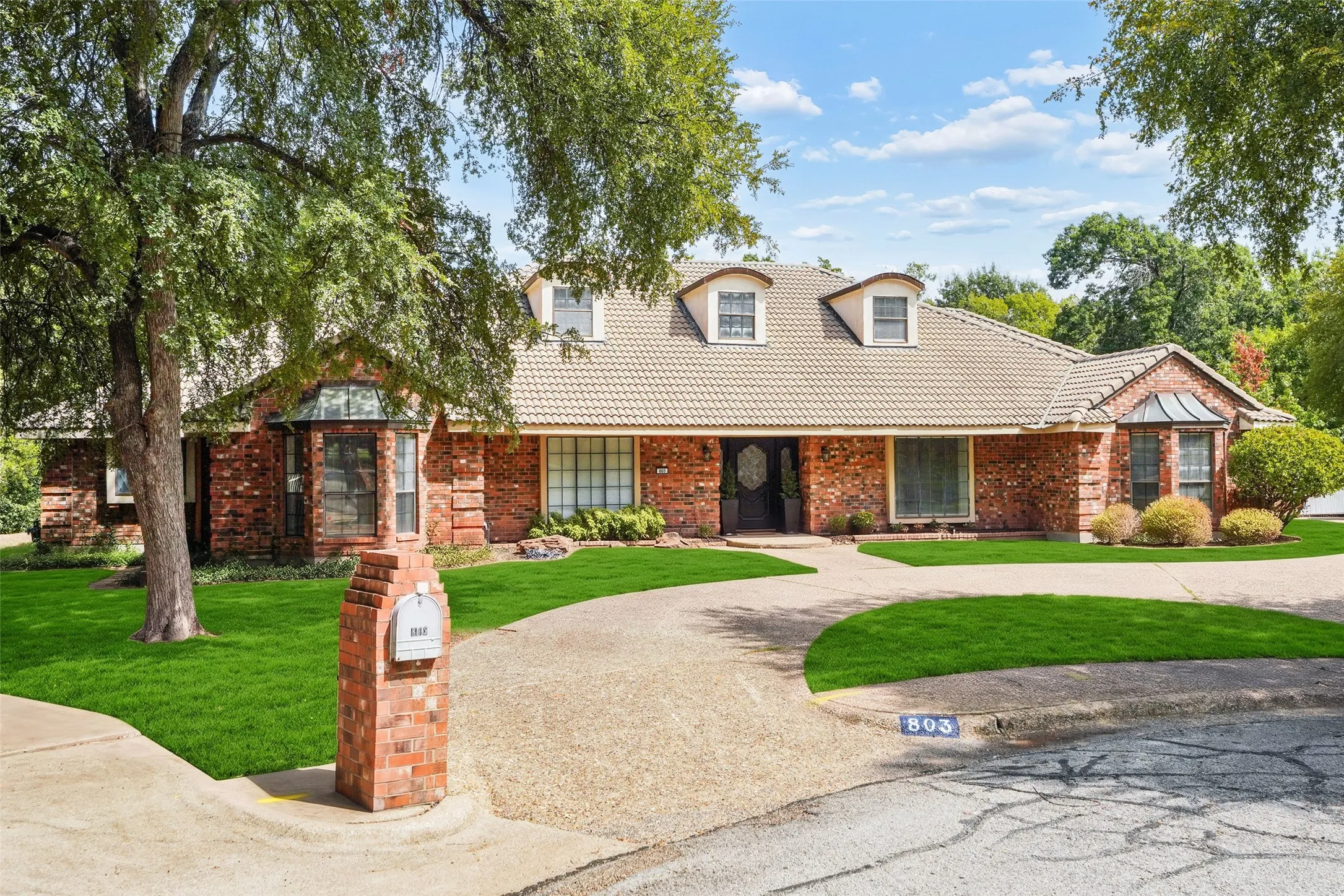 Single Family Residence For Sale in Dallas County , 803 Green Tree Court, Duncanville, Texas 75137, 9 Bedroom, 6 Bathroom, 3 Garage spaces, 5,052 Sqft, built in 1979, mls#21400290, Real Estate Agent in Duncanville, Homes For Sale in Dallas county, Homes For Sale in Duncanville, Realtor in Duncanville Texas, Real Estate Brokerage Independent Realty Texas, Luminita Cordes Realtor