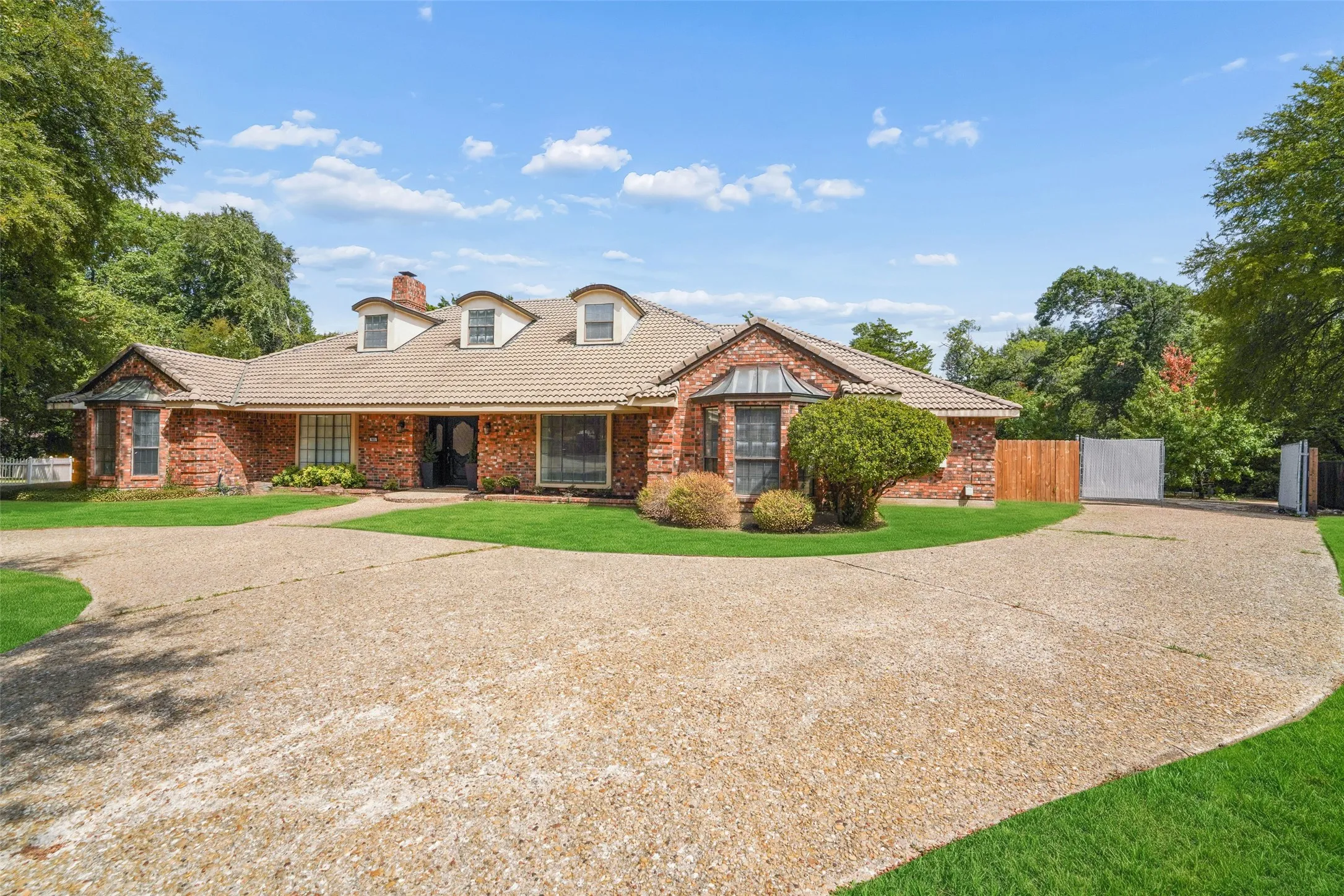 Single Family Residence For Sale in Dallas County , 803 Green Tree Court, Duncanville, Texas 75137, 9 Bedroom, 6 Bathroom, 3 Garage spaces, 5,052 Sqft, built in 1979, mls#21400290, Real Estate Agent in Duncanville, Homes For Sale in Dallas county, Homes For Sale in Duncanville, Realtor in Duncanville Texas, Real Estate Brokerage Independent Realty Texas, Luminita Cordes Realtor