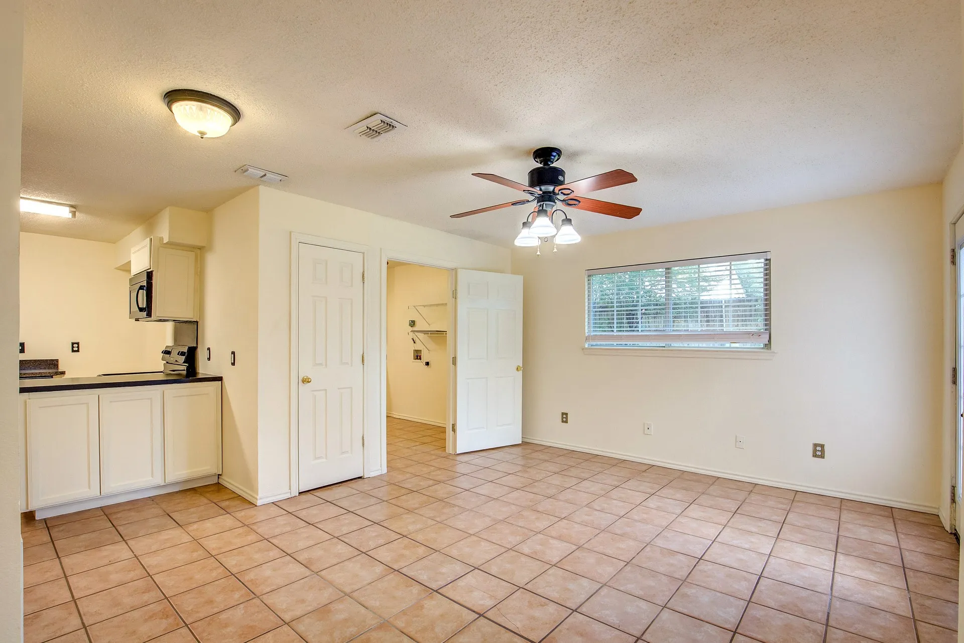 Single Family Residence For Rent in Tarrant County , 230 Brittany Drive, Euless, Texas 76039, 3 Bedroom, 3 Bathroom, 2 Garage spaces, 1,919 Sqft, built in 1991, mls#21400293, Real Estate Agent in Euless, Homes For Rent in Tarrant county, Homes For Rent in Euless, Realtor in Euless Texas, Real Estate Brokerage Independent Realty Texas, Luminita Cordes Realtor