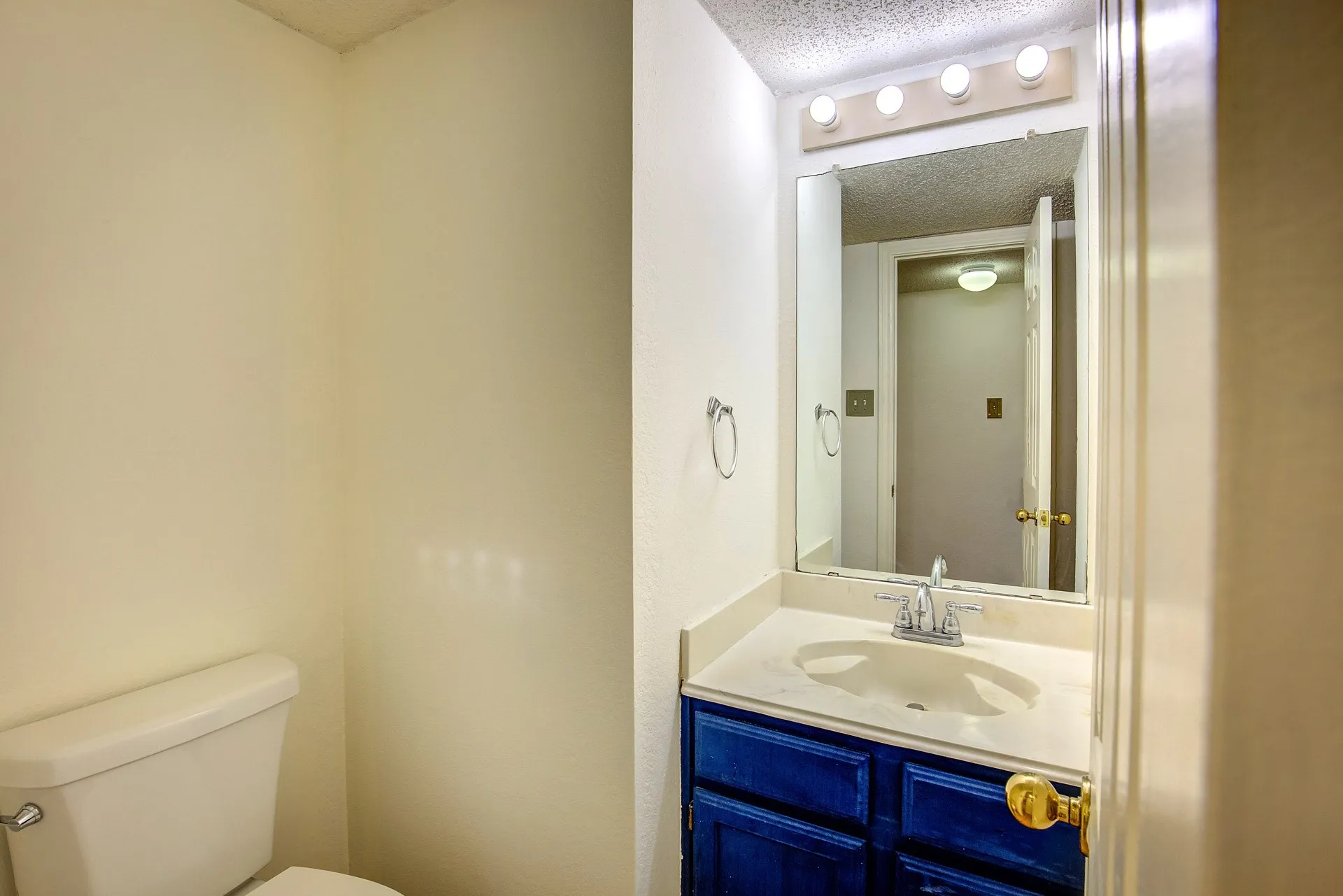 Single Family Residence For Rent in Tarrant County , 230 Brittany Drive, Euless, Texas 76039, 3 Bedroom, 3 Bathroom, 2 Garage spaces, 1,919 Sqft, built in 1991, mls#21400293, Real Estate Agent in Euless, Homes For Rent in Tarrant county, Homes For Rent in Euless, Realtor in Euless Texas, Real Estate Brokerage Independent Realty Texas, Luminita Cordes Realtor