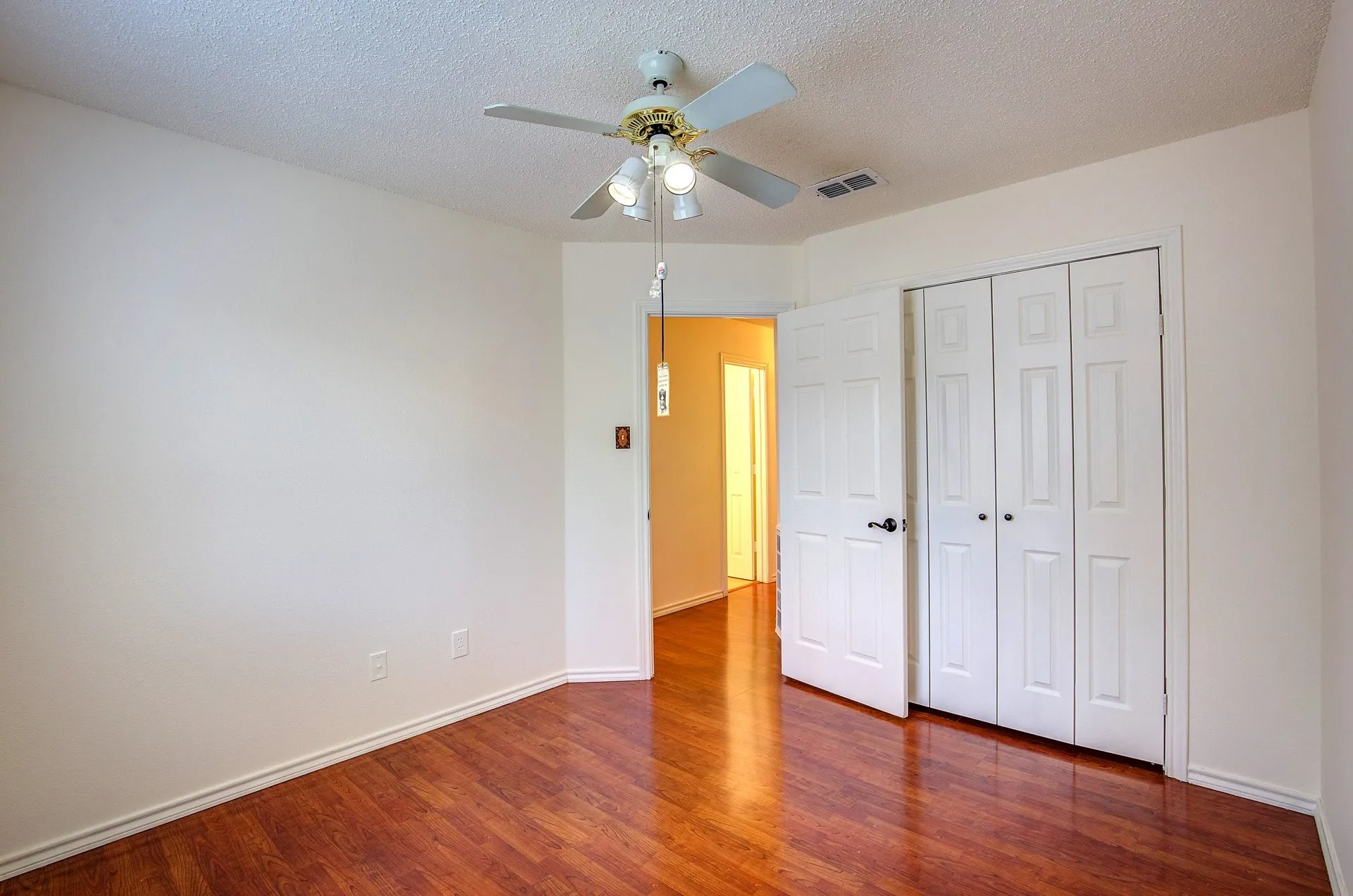 Single Family Residence For Rent in Tarrant County , 230 Brittany Drive, Euless, Texas 76039, 3 Bedroom, 3 Bathroom, 2 Garage spaces, 1,919 Sqft, built in 1991, mls#21400293, Real Estate Agent in Euless, Homes For Rent in Tarrant county, Homes For Rent in Euless, Realtor in Euless Texas, Real Estate Brokerage Independent Realty Texas, Luminita Cordes Realtor