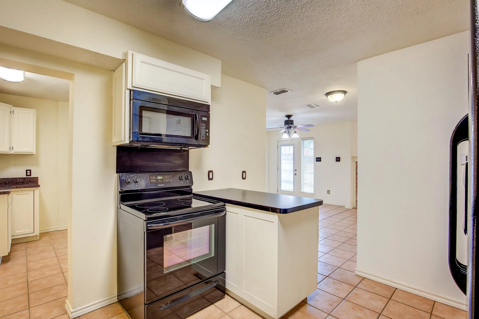 Single Family Residence For Rent in Tarrant County , 230 Brittany Drive, Euless, Texas 76039, 3 Bedroom, 3 Bathroom, 2 Garage spaces, 1,919 Sqft, built in 1991, mls#21400293, Real Estate Agent in Euless, Homes For Rent in Tarrant county, Homes For Rent in Euless, Realtor in Euless Texas, Real Estate Brokerage Independent Realty Texas, Luminita Cordes Realtor