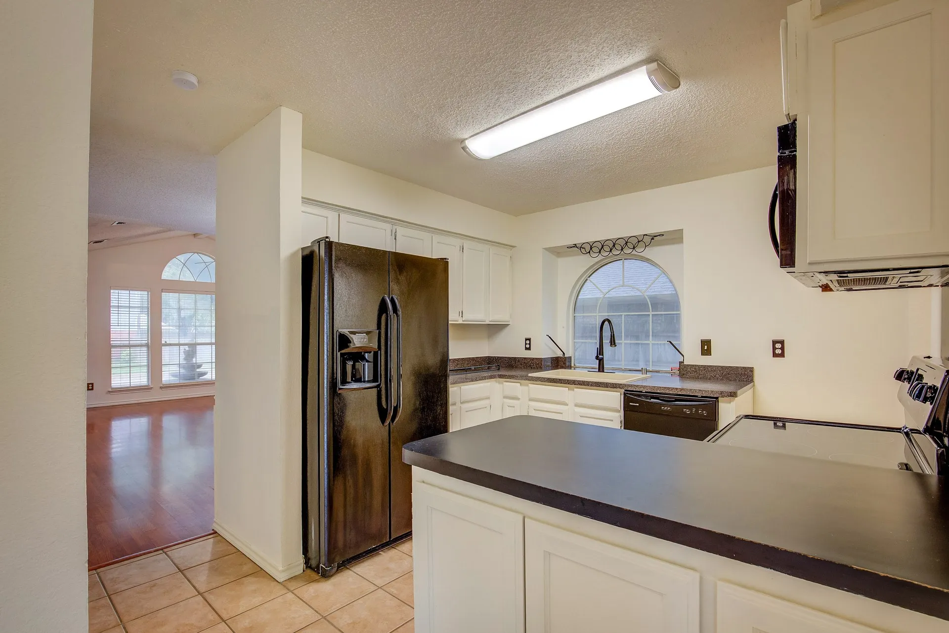Single Family Residence For Rent in Tarrant County , 230 Brittany Drive, Euless, Texas 76039, 3 Bedroom, 3 Bathroom, 2 Garage spaces, 1,919 Sqft, built in 1991, mls#21400293, Real Estate Agent in Euless, Homes For Rent in Tarrant county, Homes For Rent in Euless, Realtor in Euless Texas, Real Estate Brokerage Independent Realty Texas, Luminita Cordes Realtor