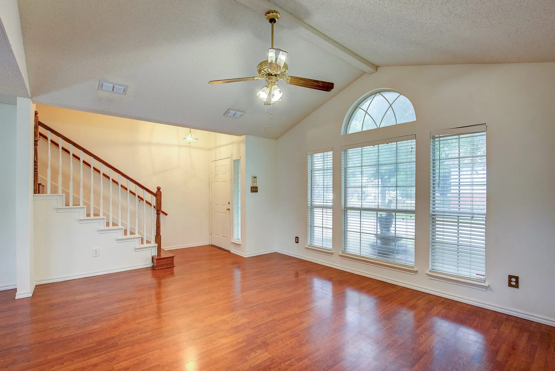 Single Family Residence For Rent in Tarrant County , 230 Brittany Drive, Euless, Texas 76039, 3 Bedroom, 3 Bathroom, 2 Garage spaces, 1,919 Sqft, built in 1991, mls#21400293, Real Estate Agent in Euless, Homes For Rent in Tarrant county, Homes For Rent in Euless, Realtor in Euless Texas, Real Estate Brokerage Independent Realty Texas, Luminita Cordes Realtor