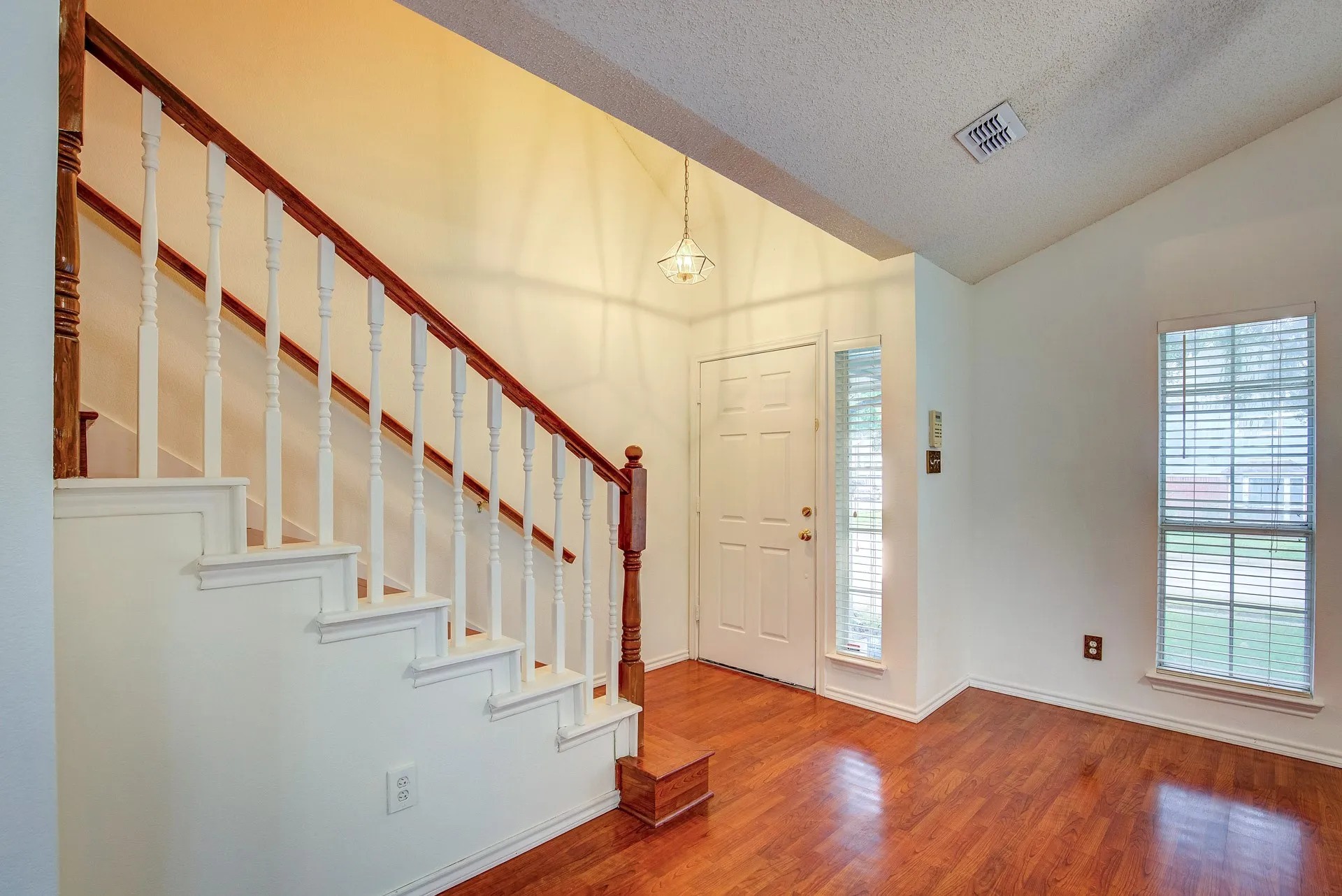 Single Family Residence For Rent in Tarrant County , 230 Brittany Drive, Euless, Texas 76039, 3 Bedroom, 3 Bathroom, 2 Garage spaces, 1,919 Sqft, built in 1991, mls#21400293, Real Estate Agent in Euless, Homes For Rent in Tarrant county, Homes For Rent in Euless, Realtor in Euless Texas, Real Estate Brokerage Independent Realty Texas, Luminita Cordes Realtor