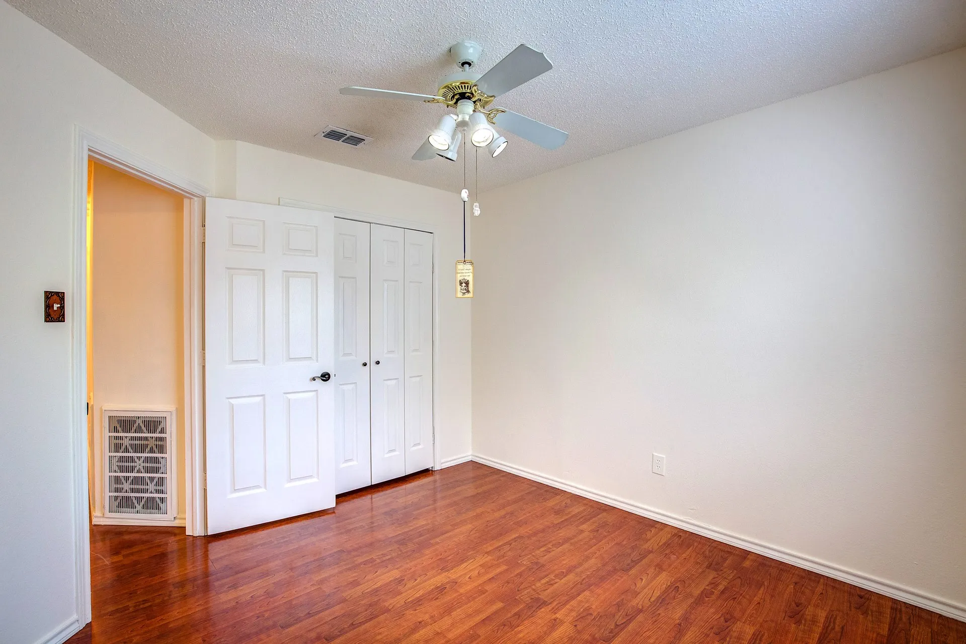 Single Family Residence For Rent in Tarrant County , 230 Brittany Drive, Euless, Texas 76039, 3 Bedroom, 3 Bathroom, 2 Garage spaces, 1,919 Sqft, built in 1991, mls#21400293, Real Estate Agent in Euless, Homes For Rent in Tarrant county, Homes For Rent in Euless, Realtor in Euless Texas, Real Estate Brokerage Independent Realty Texas, Luminita Cordes Realtor