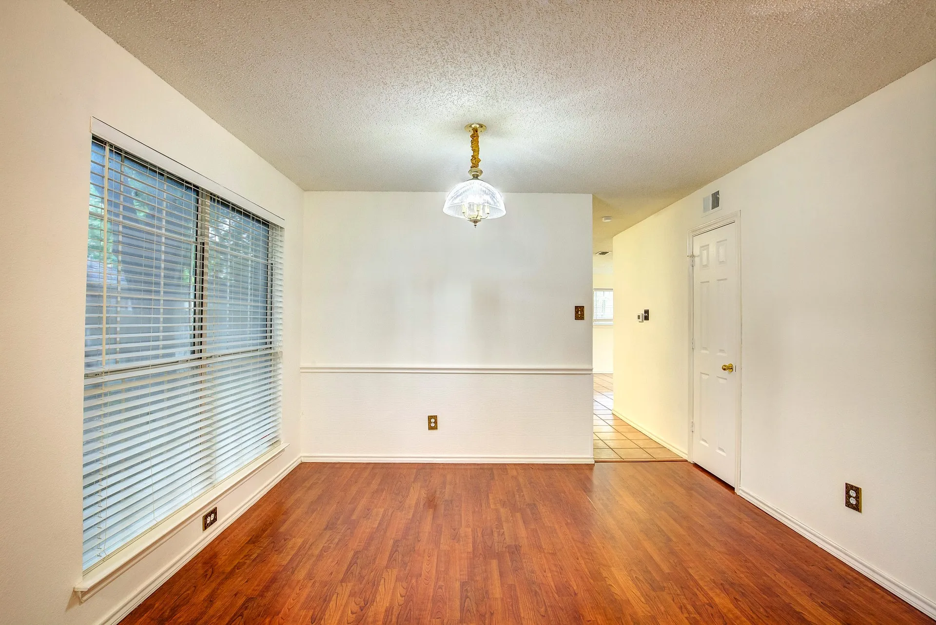 Single Family Residence For Rent in Tarrant County , 230 Brittany Drive, Euless, Texas 76039, 3 Bedroom, 3 Bathroom, 2 Garage spaces, 1,919 Sqft, built in 1991, mls#21400293, Real Estate Agent in Euless, Homes For Rent in Tarrant county, Homes For Rent in Euless, Realtor in Euless Texas, Real Estate Brokerage Independent Realty Texas, Luminita Cordes Realtor