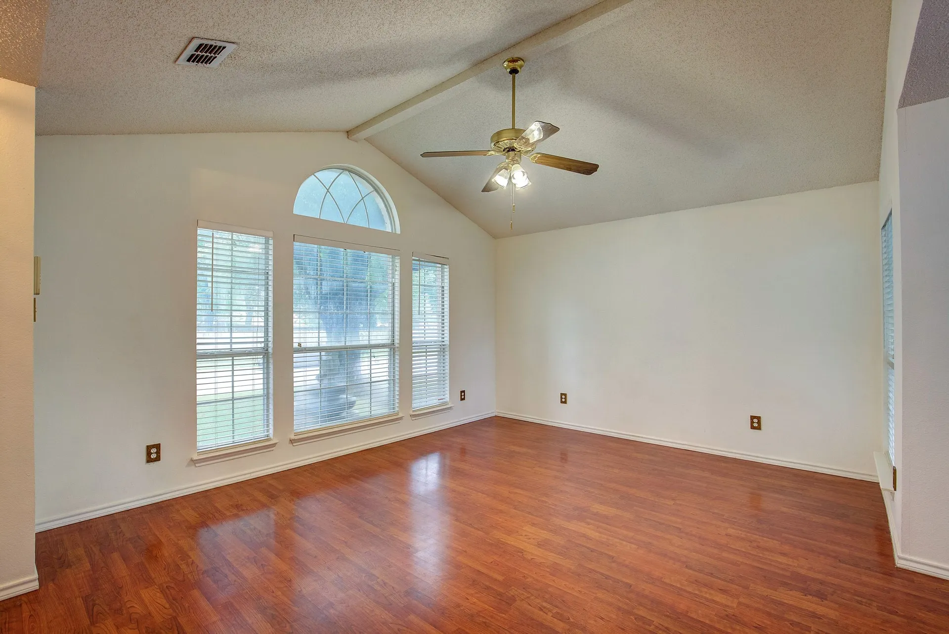 Single Family Residence For Rent in Tarrant County , 230 Brittany Drive, Euless, Texas 76039, 3 Bedroom, 3 Bathroom, 2 Garage spaces, 1,919 Sqft, built in 1991, mls#21400293, Real Estate Agent in Euless, Homes For Rent in Tarrant county, Homes For Rent in Euless, Realtor in Euless Texas, Real Estate Brokerage Independent Realty Texas, Luminita Cordes Realtor