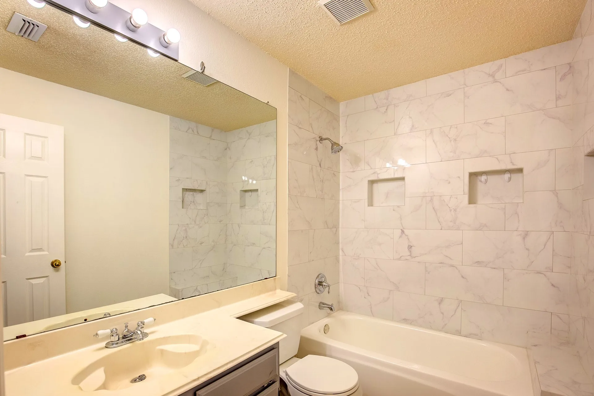 Single Family Residence For Rent in Tarrant County , 230 Brittany Drive, Euless, Texas 76039, 3 Bedroom, 3 Bathroom, 2 Garage spaces, 1,919 Sqft, built in 1991, mls#21400293, Real Estate Agent in Euless, Homes For Rent in Tarrant county, Homes For Rent in Euless, Realtor in Euless Texas, Real Estate Brokerage Independent Realty Texas, Luminita Cordes Realtor
