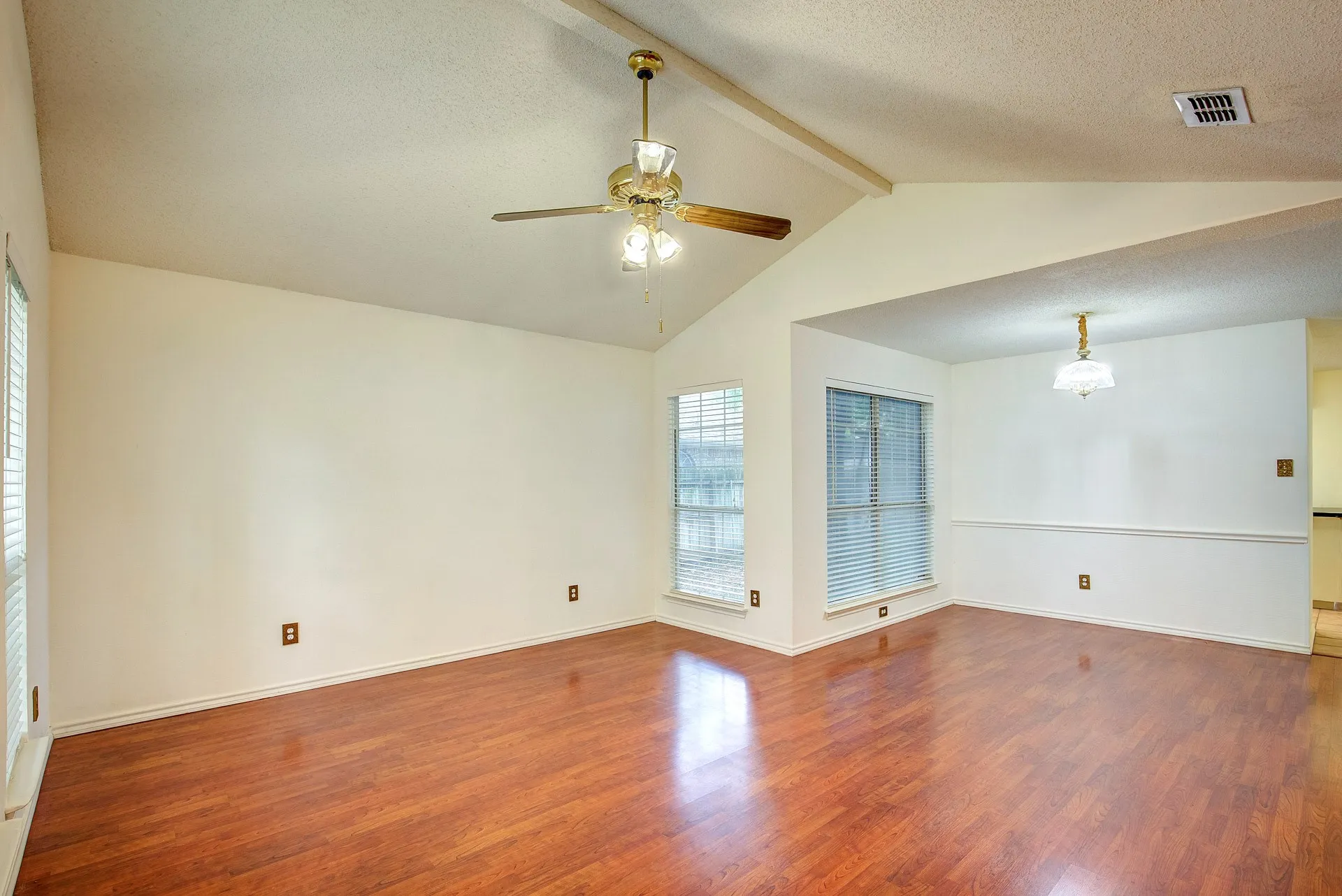 Single Family Residence For Rent in Tarrant County , 230 Brittany Drive, Euless, Texas 76039, 3 Bedroom, 3 Bathroom, 2 Garage spaces, 1,919 Sqft, built in 1991, mls#21400293, Real Estate Agent in Euless, Homes For Rent in Tarrant county, Homes For Rent in Euless, Realtor in Euless Texas, Real Estate Brokerage Independent Realty Texas, Luminita Cordes Realtor