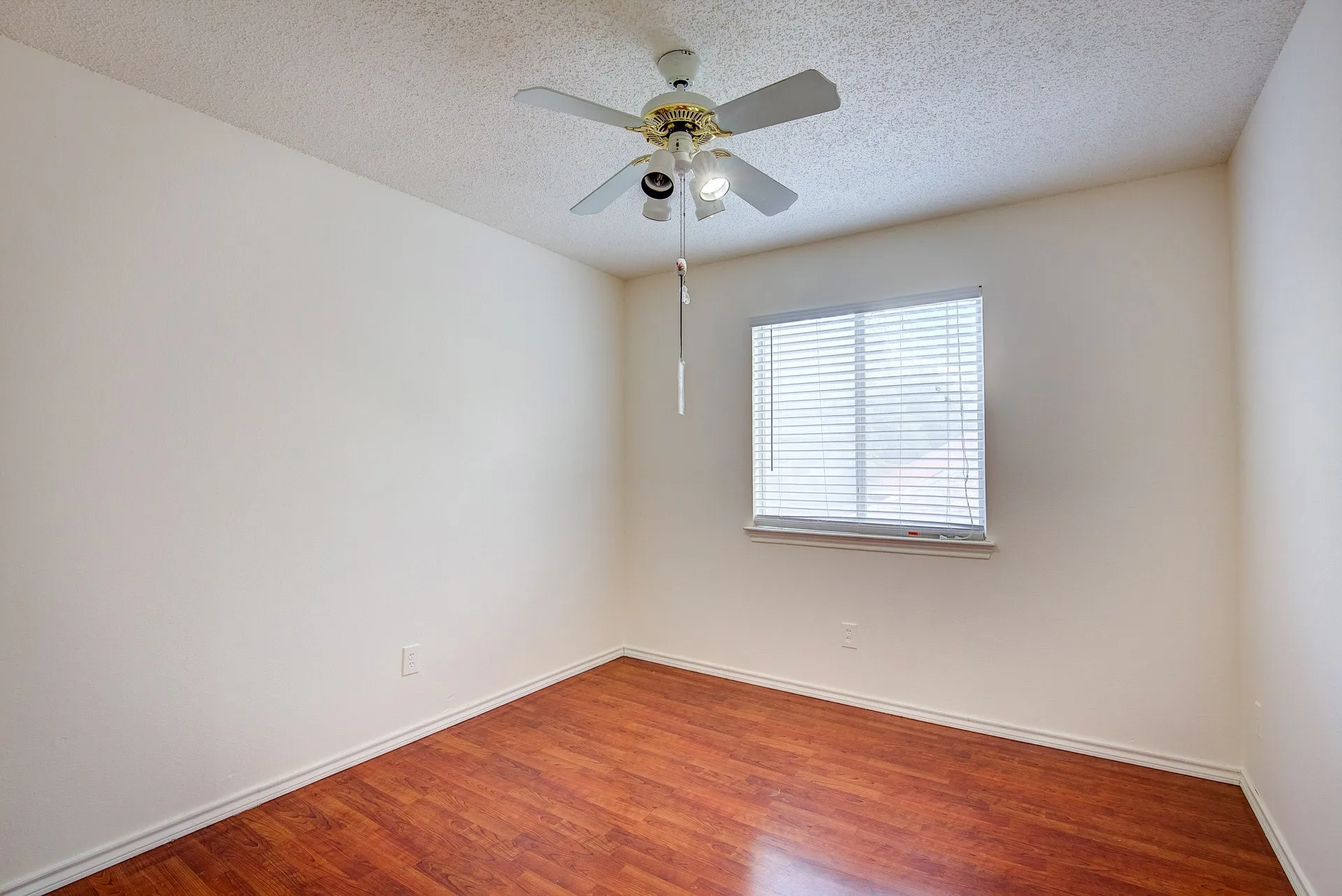 Single Family Residence For Rent in Tarrant County , 230 Brittany Drive, Euless, Texas 76039, 3 Bedroom, 3 Bathroom, 2 Garage spaces, 1,919 Sqft, built in 1991, mls#21400293, Real Estate Agent in Euless, Homes For Rent in Tarrant county, Homes For Rent in Euless, Realtor in Euless Texas, Real Estate Brokerage Independent Realty Texas, Luminita Cordes Realtor