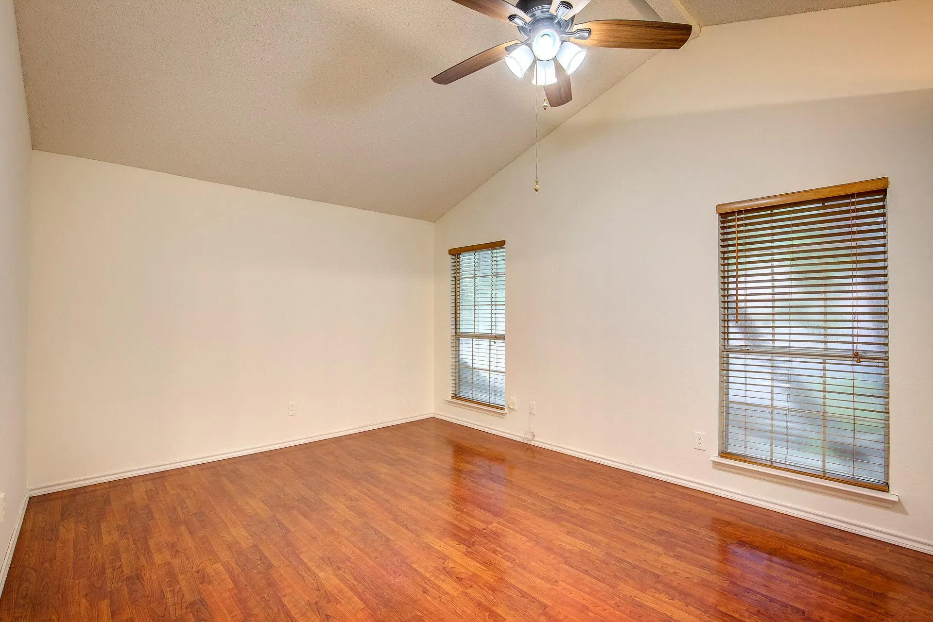 Single Family Residence For Rent in Tarrant County , 230 Brittany Drive, Euless, Texas 76039, 3 Bedroom, 3 Bathroom, 2 Garage spaces, 1,919 Sqft, built in 1991, mls#21400293, Real Estate Agent in Euless, Homes For Rent in Tarrant county, Homes For Rent in Euless, Realtor in Euless Texas, Real Estate Brokerage Independent Realty Texas, Luminita Cordes Realtor