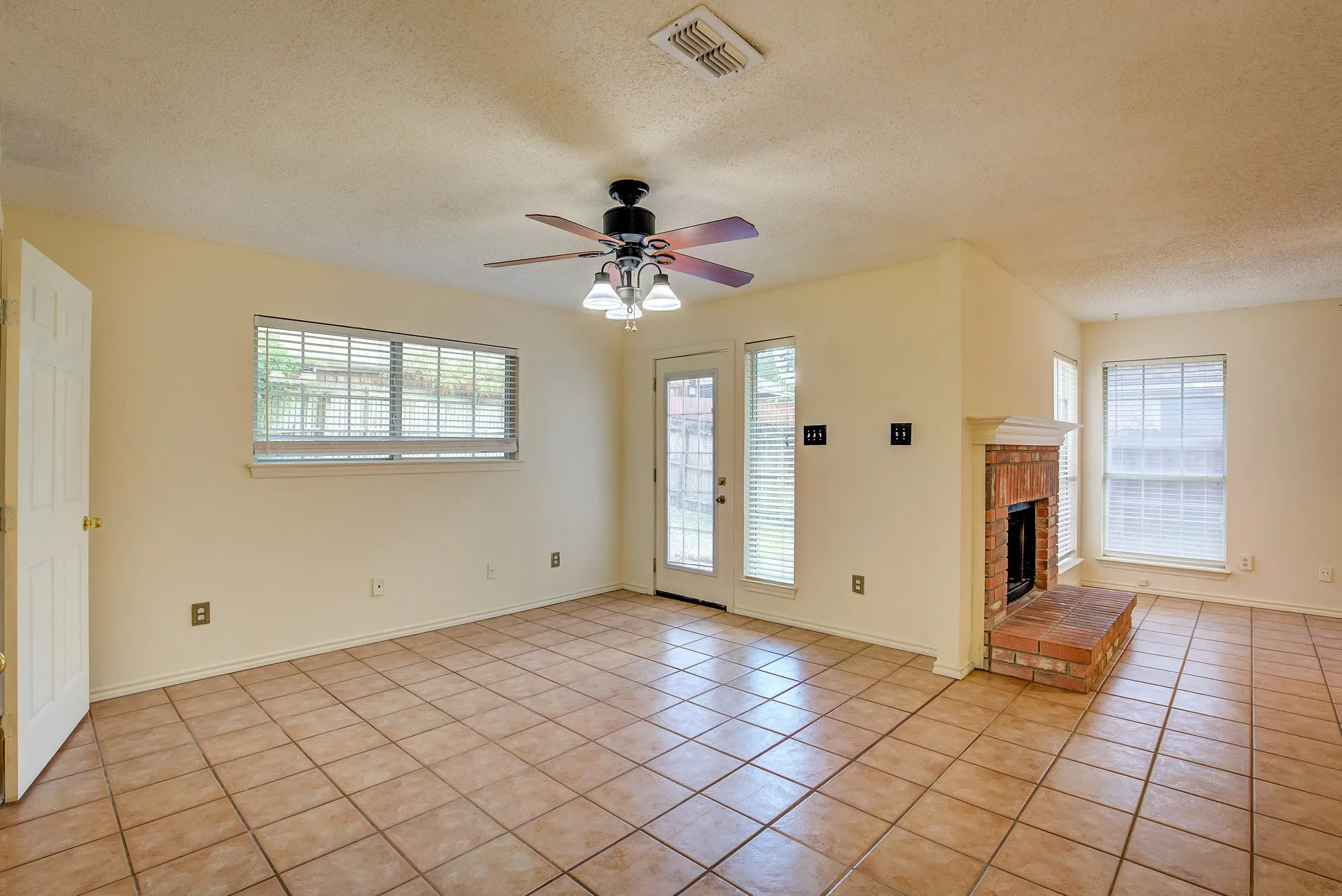 Single Family Residence For Rent in Tarrant County , 230 Brittany Drive, Euless, Texas 76039, 3 Bedroom, 3 Bathroom, 2 Garage spaces, 1,919 Sqft, built in 1991, mls#21400293, Real Estate Agent in Euless, Homes For Rent in Tarrant county, Homes For Rent in Euless, Realtor in Euless Texas, Real Estate Brokerage Independent Realty Texas, Luminita Cordes Realtor