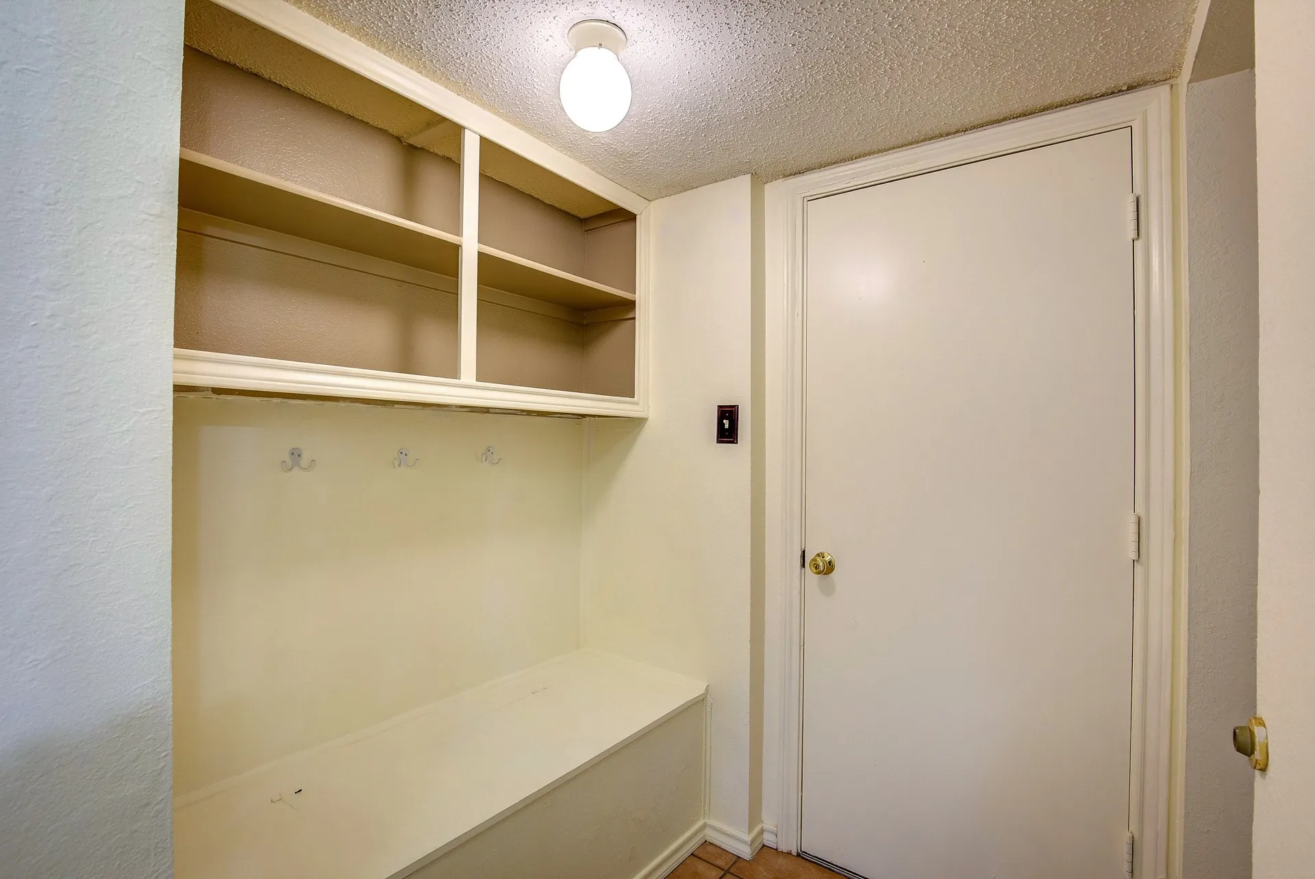 Single Family Residence For Rent in Tarrant County , 230 Brittany Drive, Euless, Texas 76039, 3 Bedroom, 3 Bathroom, 2 Garage spaces, 1,919 Sqft, built in 1991, mls#21400293, Real Estate Agent in Euless, Homes For Rent in Tarrant county, Homes For Rent in Euless, Realtor in Euless Texas, Real Estate Brokerage Independent Realty Texas, Luminita Cordes Realtor