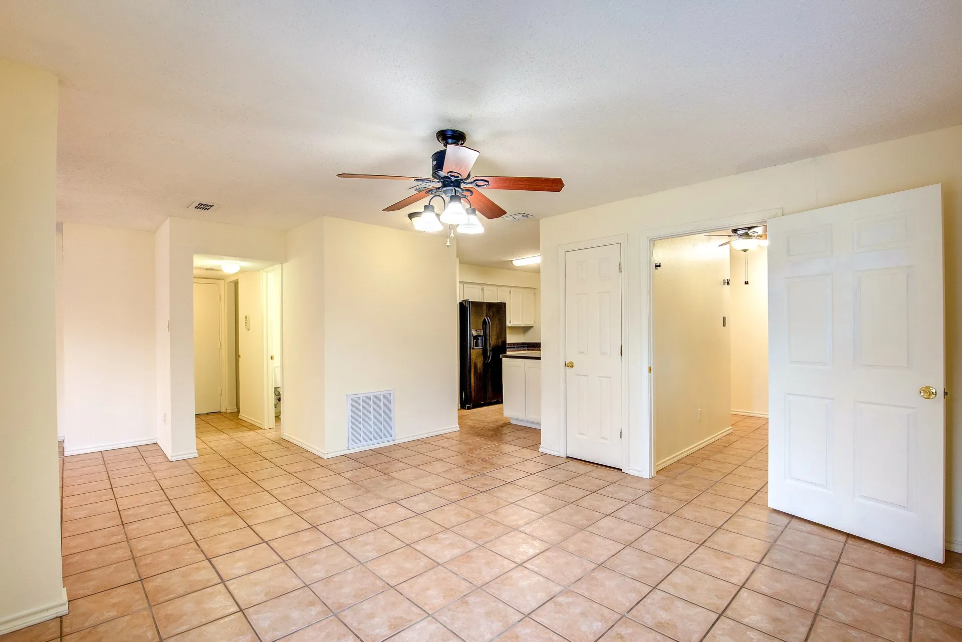 Single Family Residence For Rent in Tarrant County , 230 Brittany Drive, Euless, Texas 76039, 3 Bedroom, 3 Bathroom, 2 Garage spaces, 1,919 Sqft, built in 1991, mls#21400293, Real Estate Agent in Euless, Homes For Rent in Tarrant county, Homes For Rent in Euless, Realtor in Euless Texas, Real Estate Brokerage Independent Realty Texas, Luminita Cordes Realtor