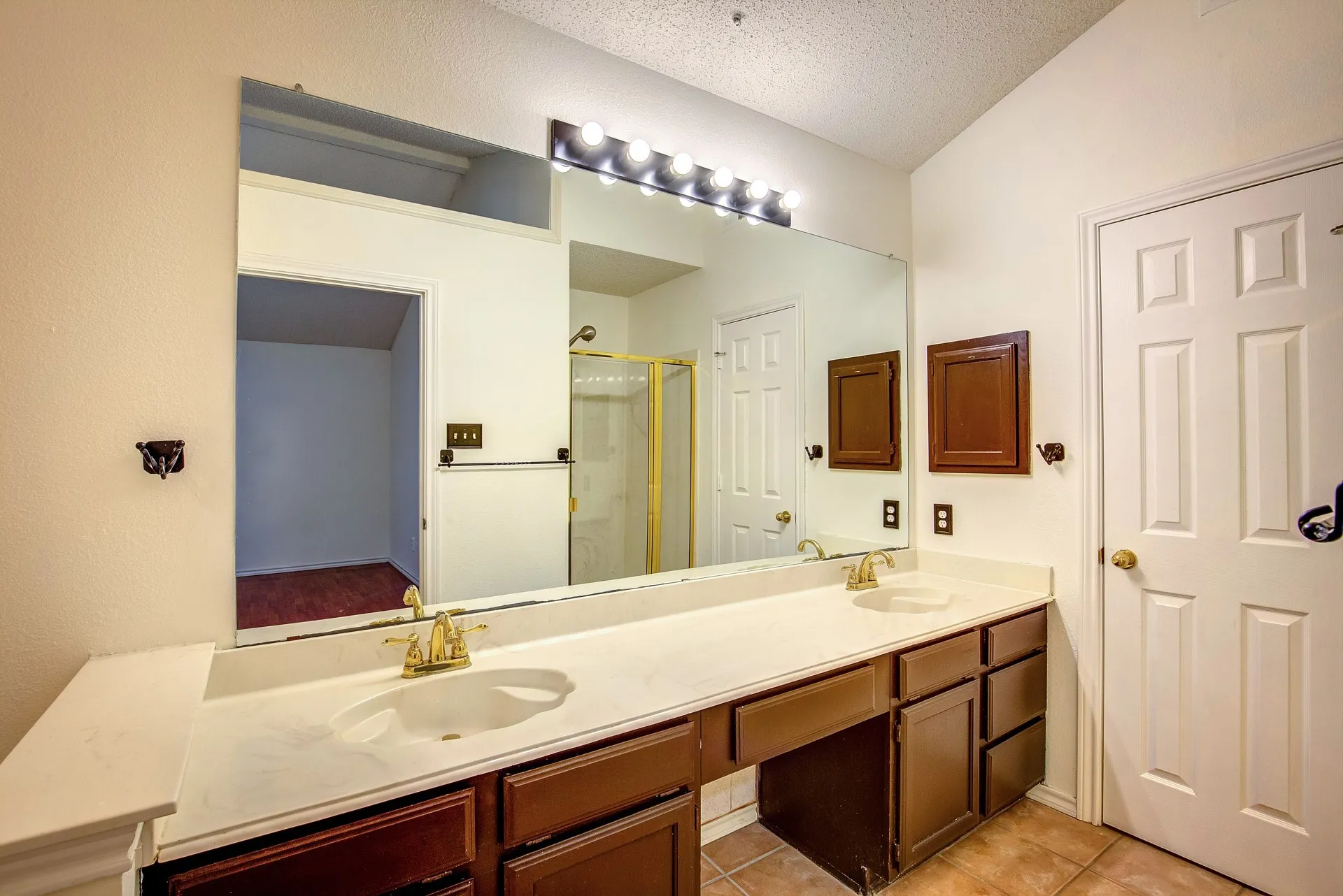 Single Family Residence For Rent in Tarrant County , 230 Brittany Drive, Euless, Texas 76039, 3 Bedroom, 3 Bathroom, 2 Garage spaces, 1,919 Sqft, built in 1991, mls#21400293, Real Estate Agent in Euless, Homes For Rent in Tarrant county, Homes For Rent in Euless, Realtor in Euless Texas, Real Estate Brokerage Independent Realty Texas, Luminita Cordes Realtor