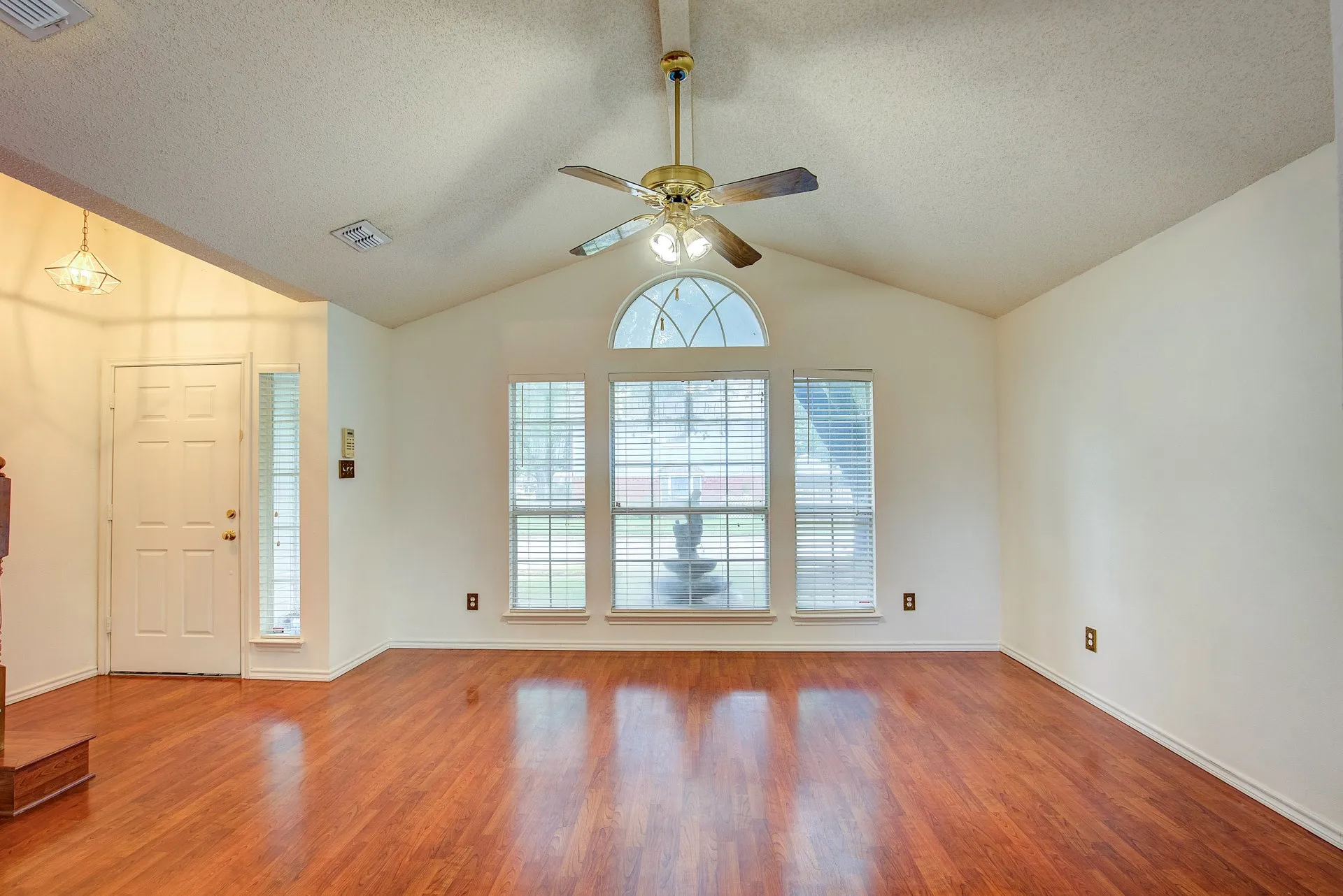 Single Family Residence For Rent in Tarrant County , 230 Brittany Drive, Euless, Texas 76039, 3 Bedroom, 3 Bathroom, 2 Garage spaces, 1,919 Sqft, built in 1991, mls#21400293, Real Estate Agent in Euless, Homes For Rent in Tarrant county, Homes For Rent in Euless, Realtor in Euless Texas, Real Estate Brokerage Independent Realty Texas, Luminita Cordes Realtor