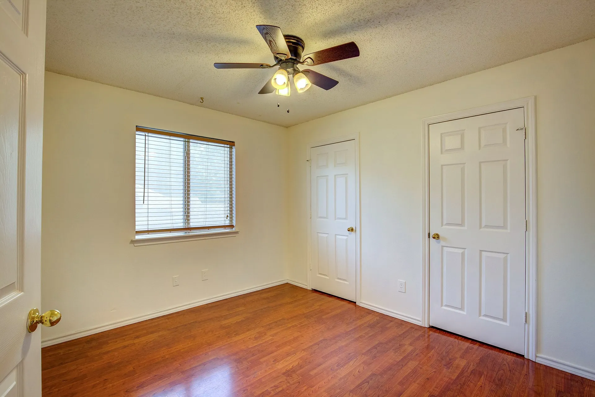 Single Family Residence For Rent in Tarrant County , 230 Brittany Drive, Euless, Texas 76039, 3 Bedroom, 3 Bathroom, 2 Garage spaces, 1,919 Sqft, built in 1991, mls#21400293, Real Estate Agent in Euless, Homes For Rent in Tarrant county, Homes For Rent in Euless, Realtor in Euless Texas, Real Estate Brokerage Independent Realty Texas, Luminita Cordes Realtor