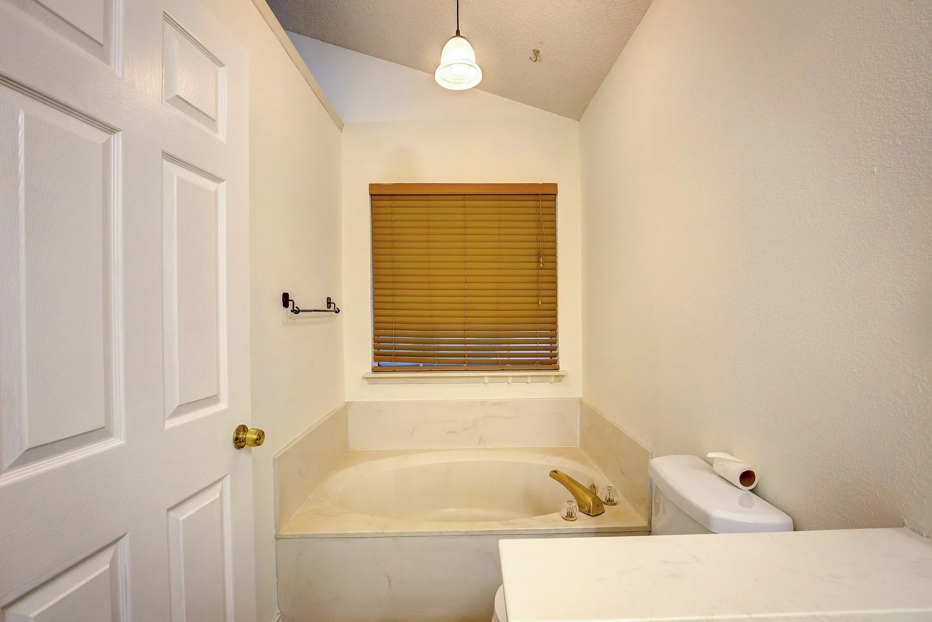 Single Family Residence For Rent in Tarrant County , 230 Brittany Drive, Euless, Texas 76039, 3 Bedroom, 3 Bathroom, 2 Garage spaces, 1,919 Sqft, built in 1991, mls#21400293, Real Estate Agent in Euless, Homes For Rent in Tarrant county, Homes For Rent in Euless, Realtor in Euless Texas, Real Estate Brokerage Independent Realty Texas, Luminita Cordes Realtor