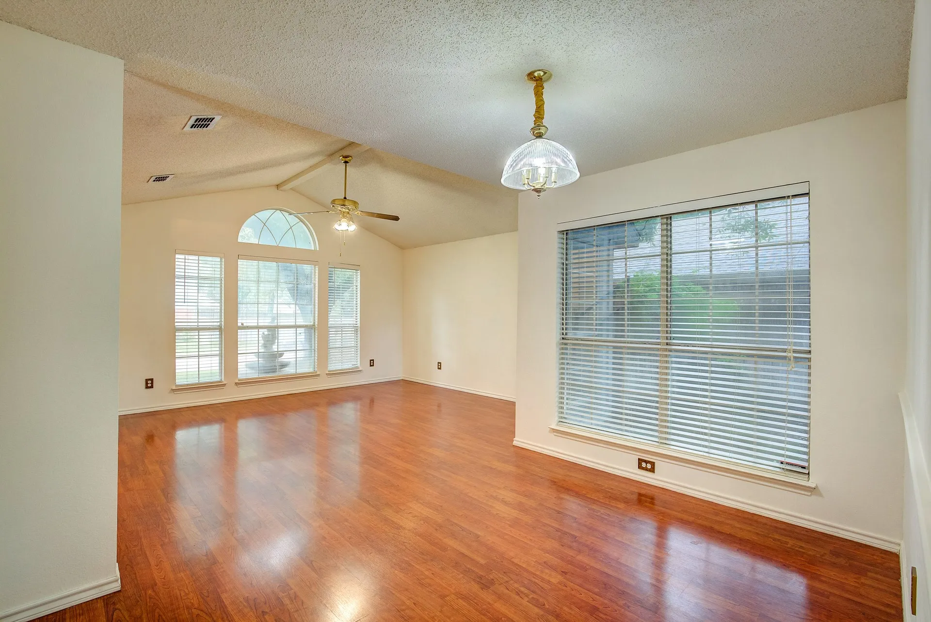 Single Family Residence For Rent in Tarrant County , 230 Brittany Drive, Euless, Texas 76039, 3 Bedroom, 3 Bathroom, 2 Garage spaces, 1,919 Sqft, built in 1991, mls#21400293, Real Estate Agent in Euless, Homes For Rent in Tarrant county, Homes For Rent in Euless, Realtor in Euless Texas, Real Estate Brokerage Independent Realty Texas, Luminita Cordes Realtor