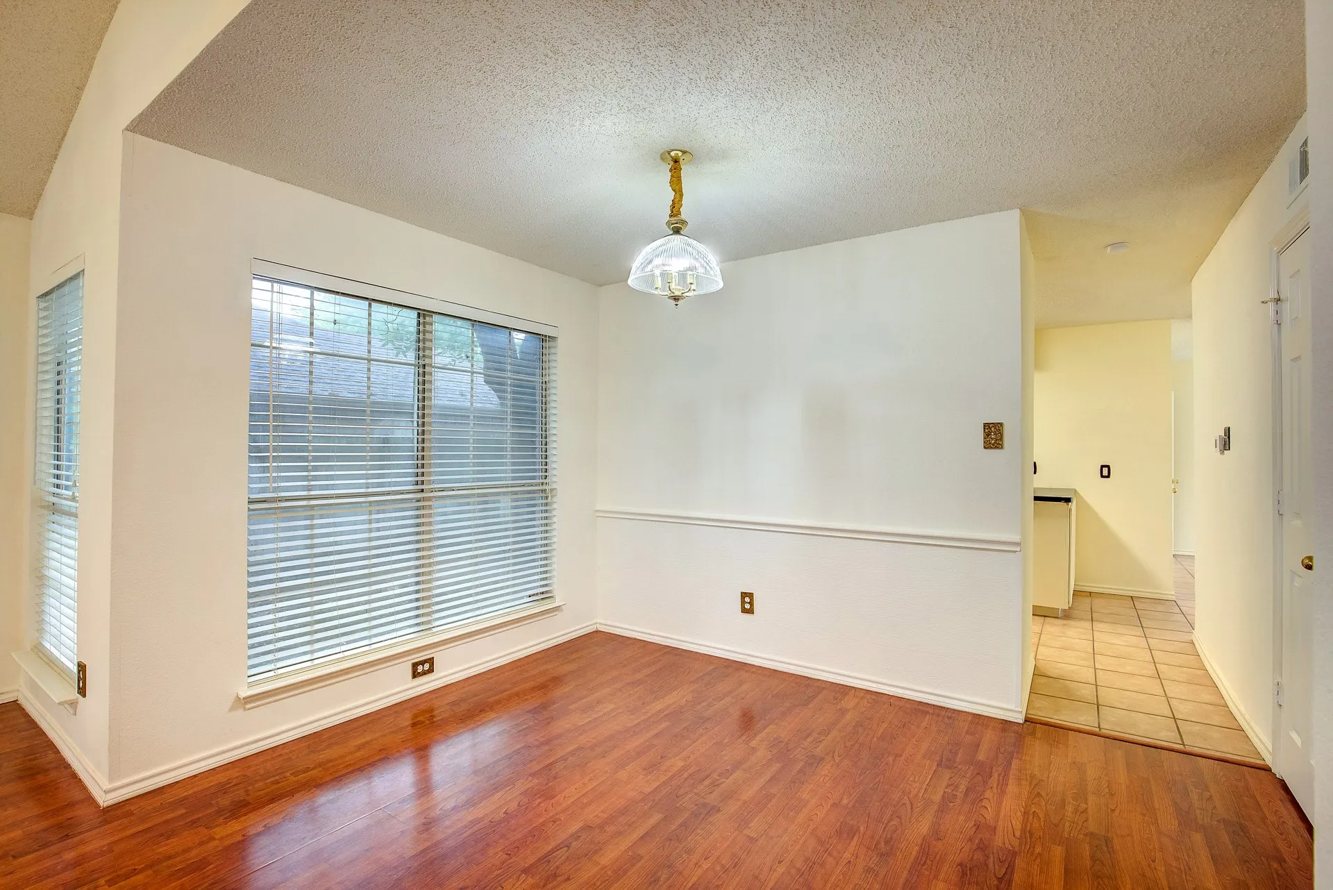 Single Family Residence For Rent in Tarrant County , 230 Brittany Drive, Euless, Texas 76039, 3 Bedroom, 3 Bathroom, 2 Garage spaces, 1,919 Sqft, built in 1991, mls#21400293, Real Estate Agent in Euless, Homes For Rent in Tarrant county, Homes For Rent in Euless, Realtor in Euless Texas, Real Estate Brokerage Independent Realty Texas, Luminita Cordes Realtor