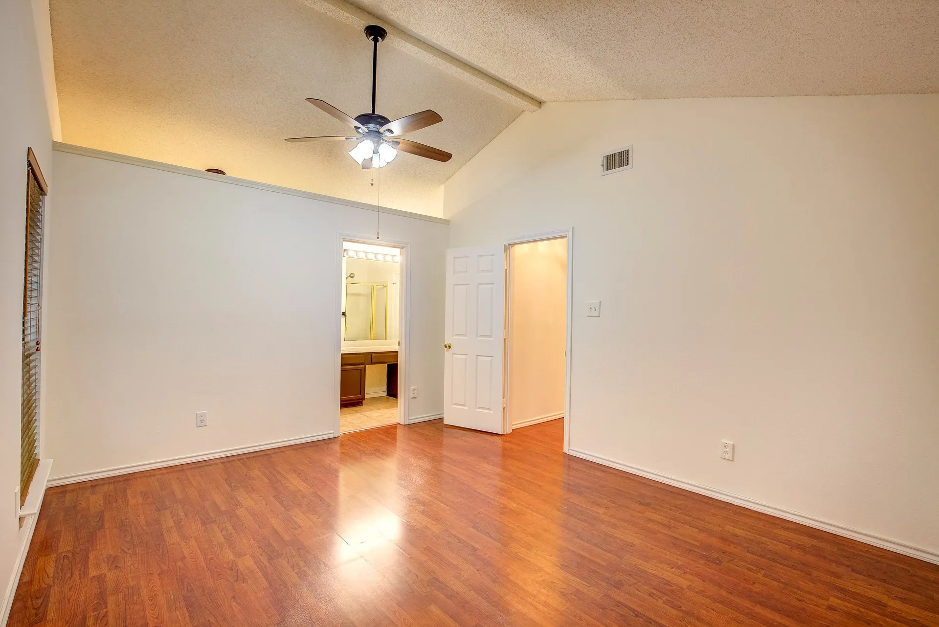 Single Family Residence For Rent in Tarrant County , 230 Brittany Drive, Euless, Texas 76039, 3 Bedroom, 3 Bathroom, 2 Garage spaces, 1,919 Sqft, built in 1991, mls#21400293, Real Estate Agent in Euless, Homes For Rent in Tarrant county, Homes For Rent in Euless, Realtor in Euless Texas, Real Estate Brokerage Independent Realty Texas, Luminita Cordes Realtor