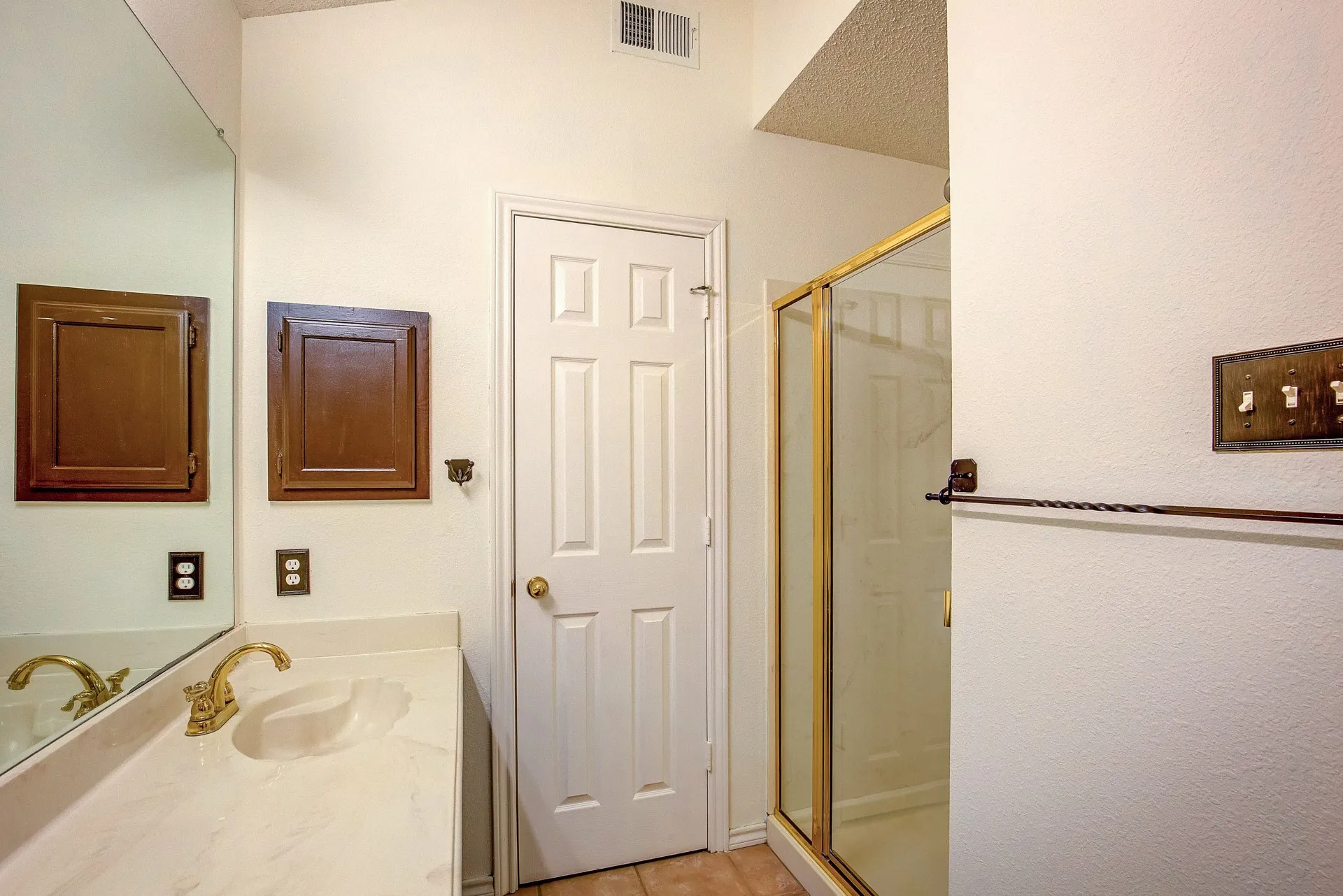 Single Family Residence For Rent in Tarrant County , 230 Brittany Drive, Euless, Texas 76039, 3 Bedroom, 3 Bathroom, 2 Garage spaces, 1,919 Sqft, built in 1991, mls#21400293, Real Estate Agent in Euless, Homes For Rent in Tarrant county, Homes For Rent in Euless, Realtor in Euless Texas, Real Estate Brokerage Independent Realty Texas, Luminita Cordes Realtor
