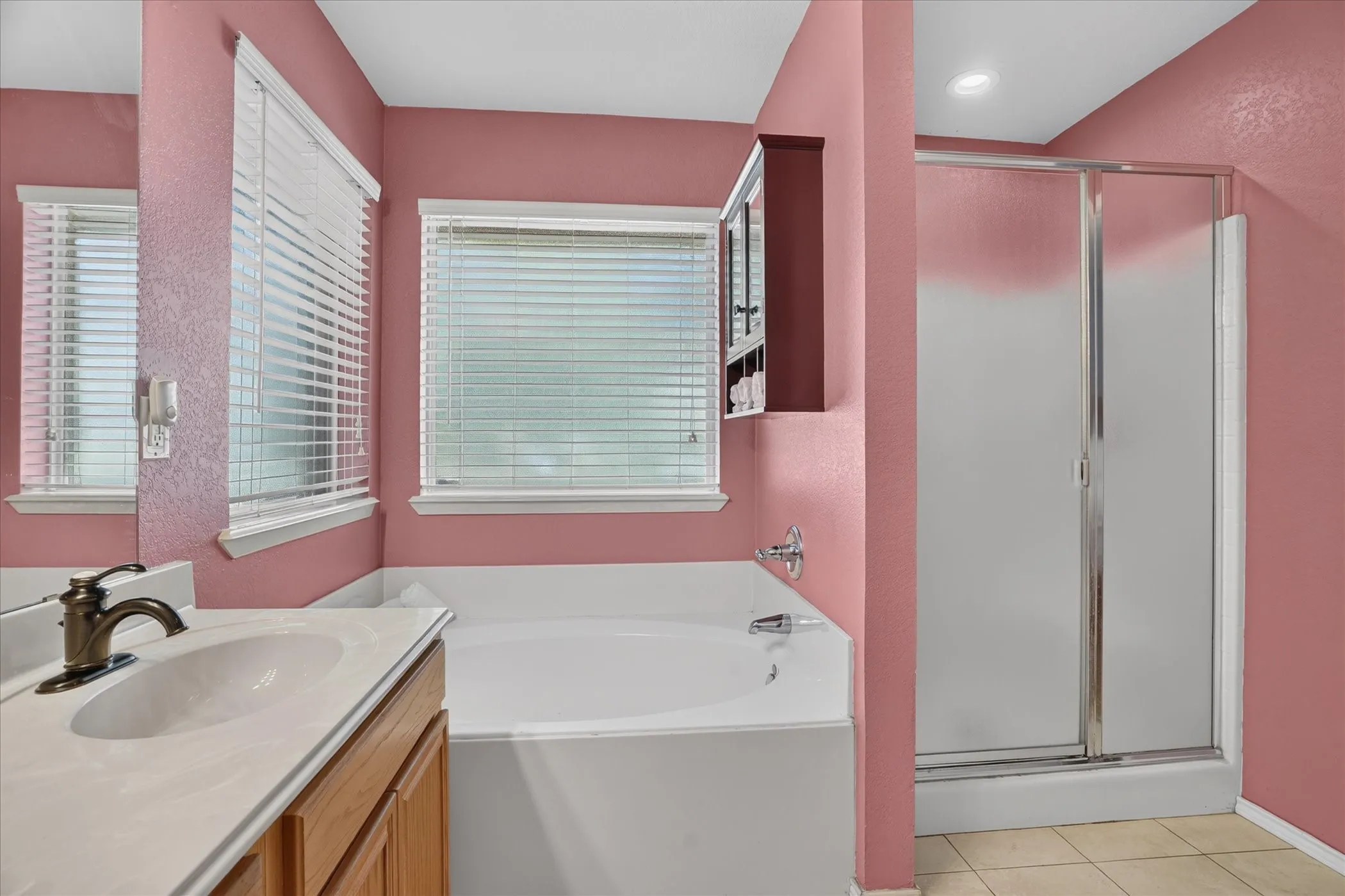 Single Family Residence For Sale in Tarrant County , 6608 Silver Oak Lane, Fort Worth, Texas 76135, 4 Bedroom, 2 Bathroom, 2 Garage spaces, 1,841 Sqft, built in 2003, mls#21399999, Real Estate Agent in Fort Worth, Homes For Sale in Tarrant county, Homes For Sale in Fort Worth, Realtor in Fort Worth Texas, Real Estate Brokerage Independent Realty Texas, Luminita Cordes Realtor