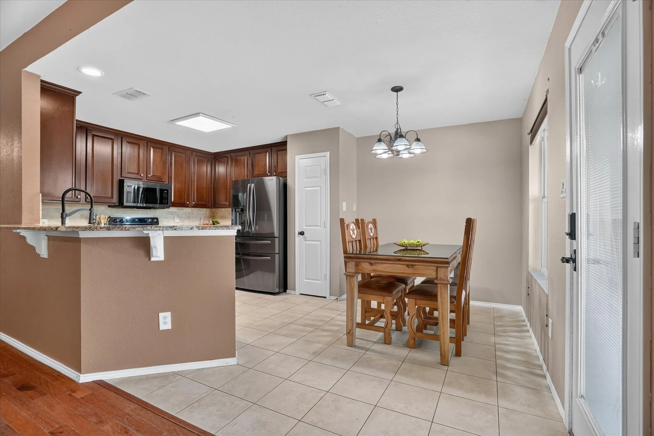 Single Family Residence For Sale in Tarrant County , 6608 Silver Oak Lane, Fort Worth, Texas 76135, 4 Bedroom, 2 Bathroom, 2 Garage spaces, 1,841 Sqft, built in 2003, mls#21399999, Real Estate Agent in Fort Worth, Homes For Sale in Tarrant county, Homes For Sale in Fort Worth, Realtor in Fort Worth Texas, Real Estate Brokerage Independent Realty Texas, Luminita Cordes Realtor