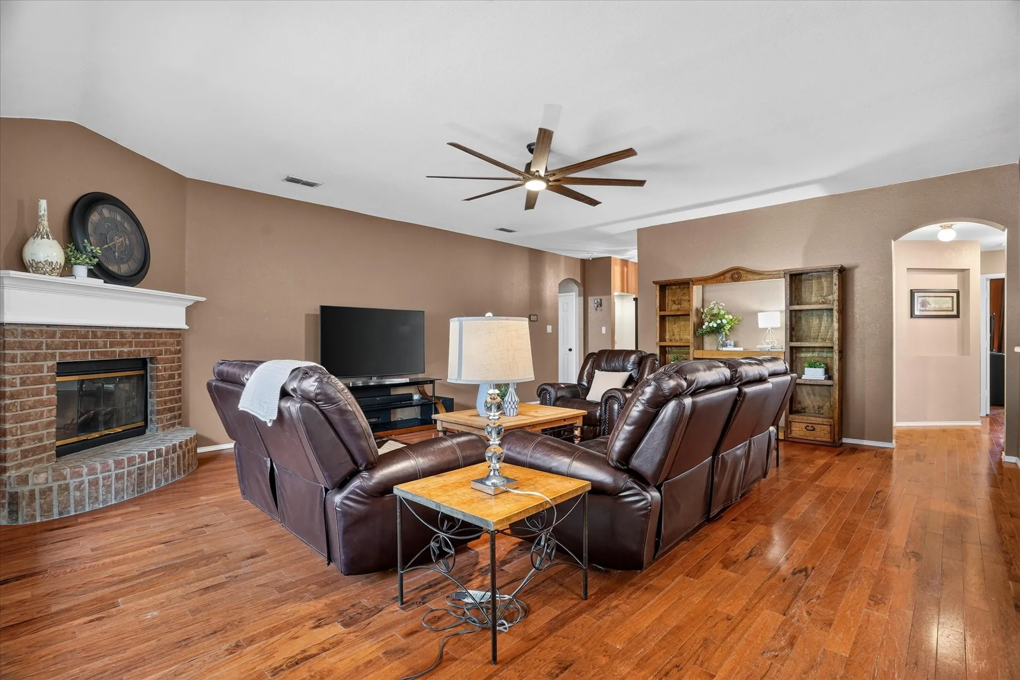 Single Family Residence For Sale in Tarrant County , 6608 Silver Oak Lane, Fort Worth, Texas 76135, 4 Bedroom, 2 Bathroom, 2 Garage spaces, 1,841 Sqft, built in 2003, mls#21399999, Real Estate Agent in Fort Worth, Homes For Sale in Tarrant county, Homes For Sale in Fort Worth, Realtor in Fort Worth Texas, Real Estate Brokerage Independent Realty Texas, Luminita Cordes Realtor