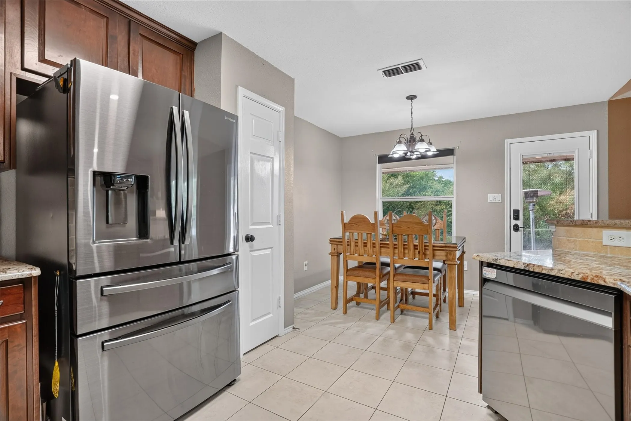 Single Family Residence For Sale in Tarrant County , 6608 Silver Oak Lane, Fort Worth, Texas 76135, 4 Bedroom, 2 Bathroom, 2 Garage spaces, 1,841 Sqft, built in 2003, mls#21399999, Real Estate Agent in Fort Worth, Homes For Sale in Tarrant county, Homes For Sale in Fort Worth, Realtor in Fort Worth Texas, Real Estate Brokerage Independent Realty Texas, Luminita Cordes Realtor